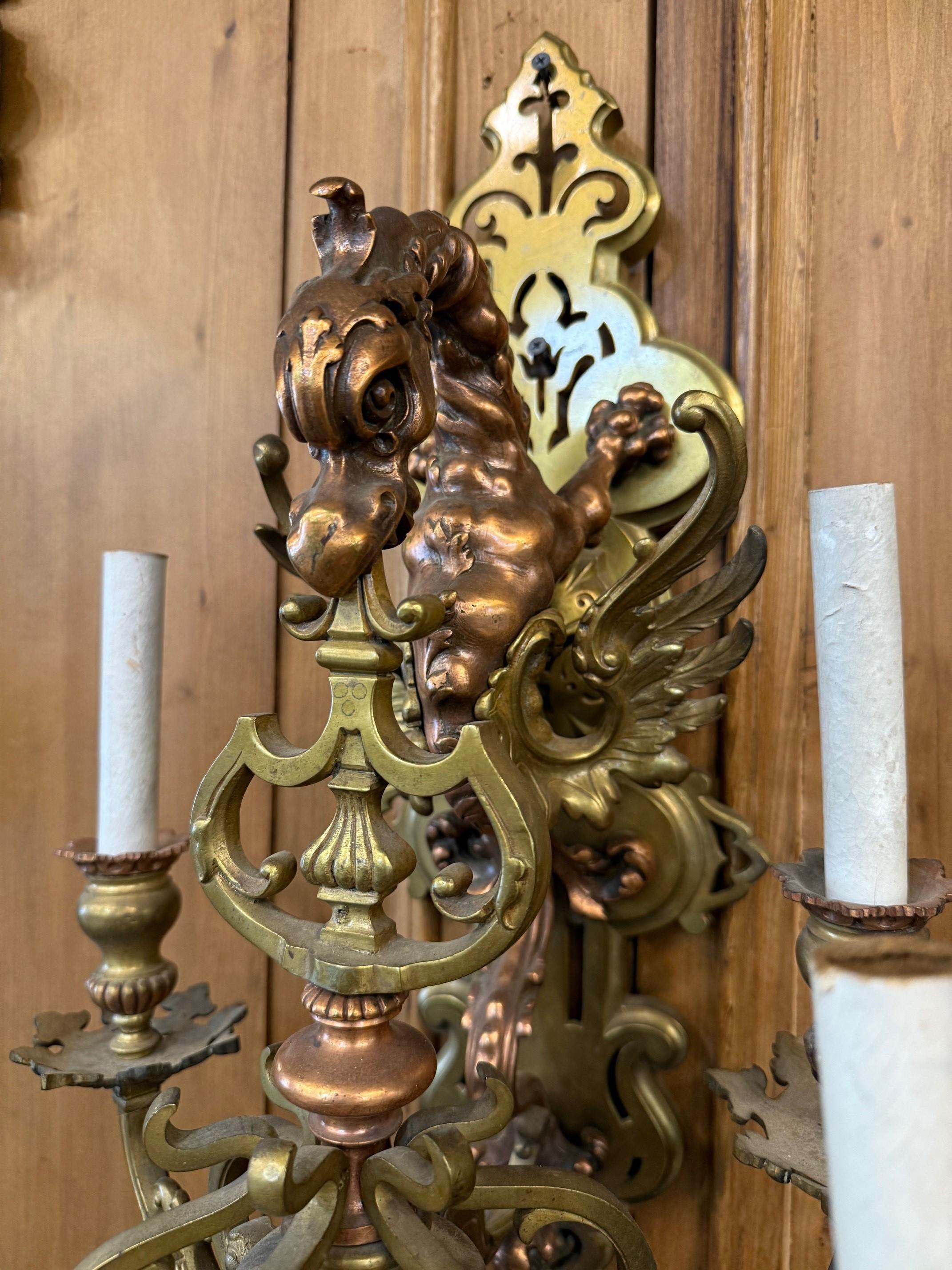 Coppia di grifoni in rame e bronzo antico del XIX secolo in vendita 3