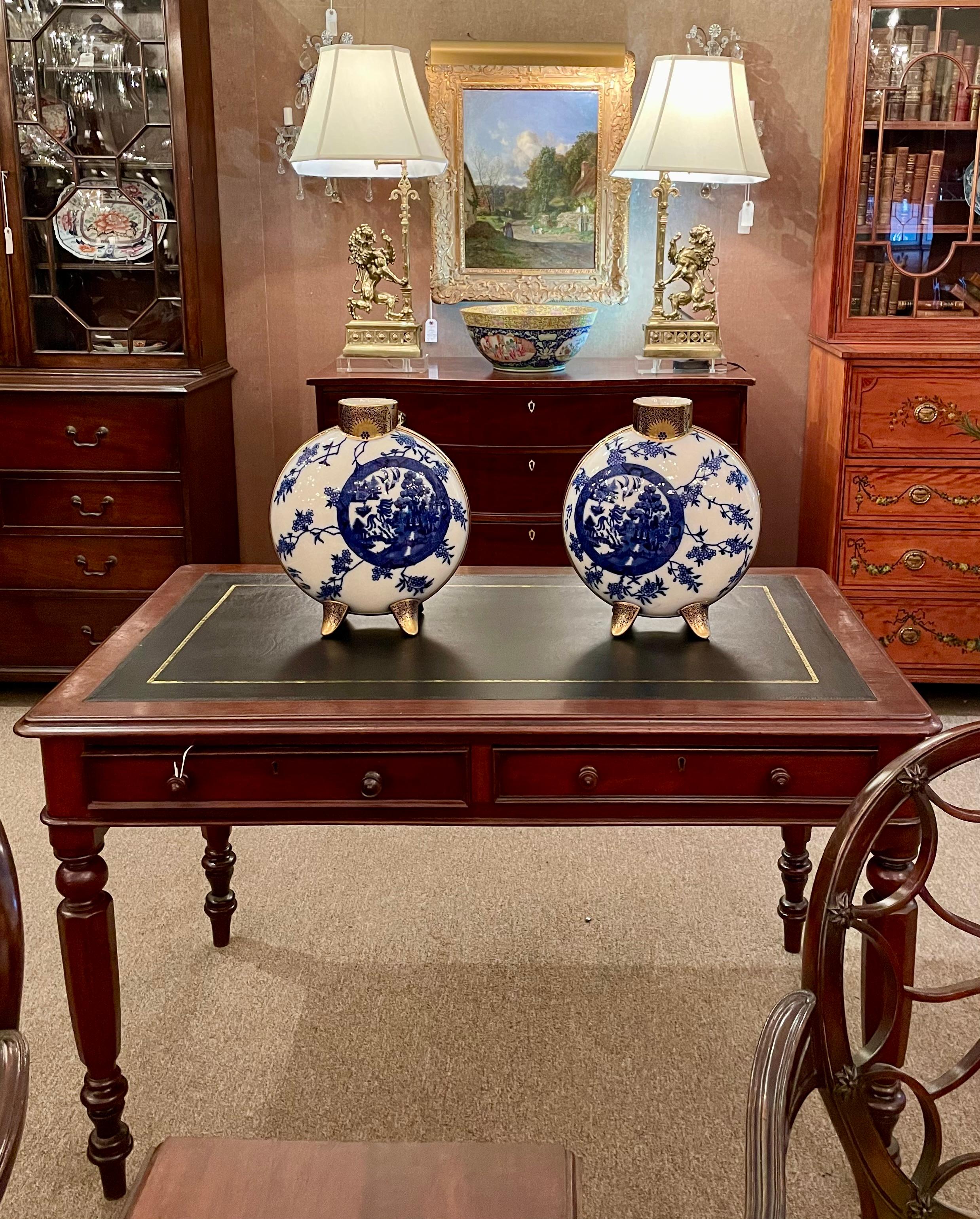 Paire de vases anciens du 19e siècle en porcelaine chinoise bleue et blanche avec lune en or en vente 6