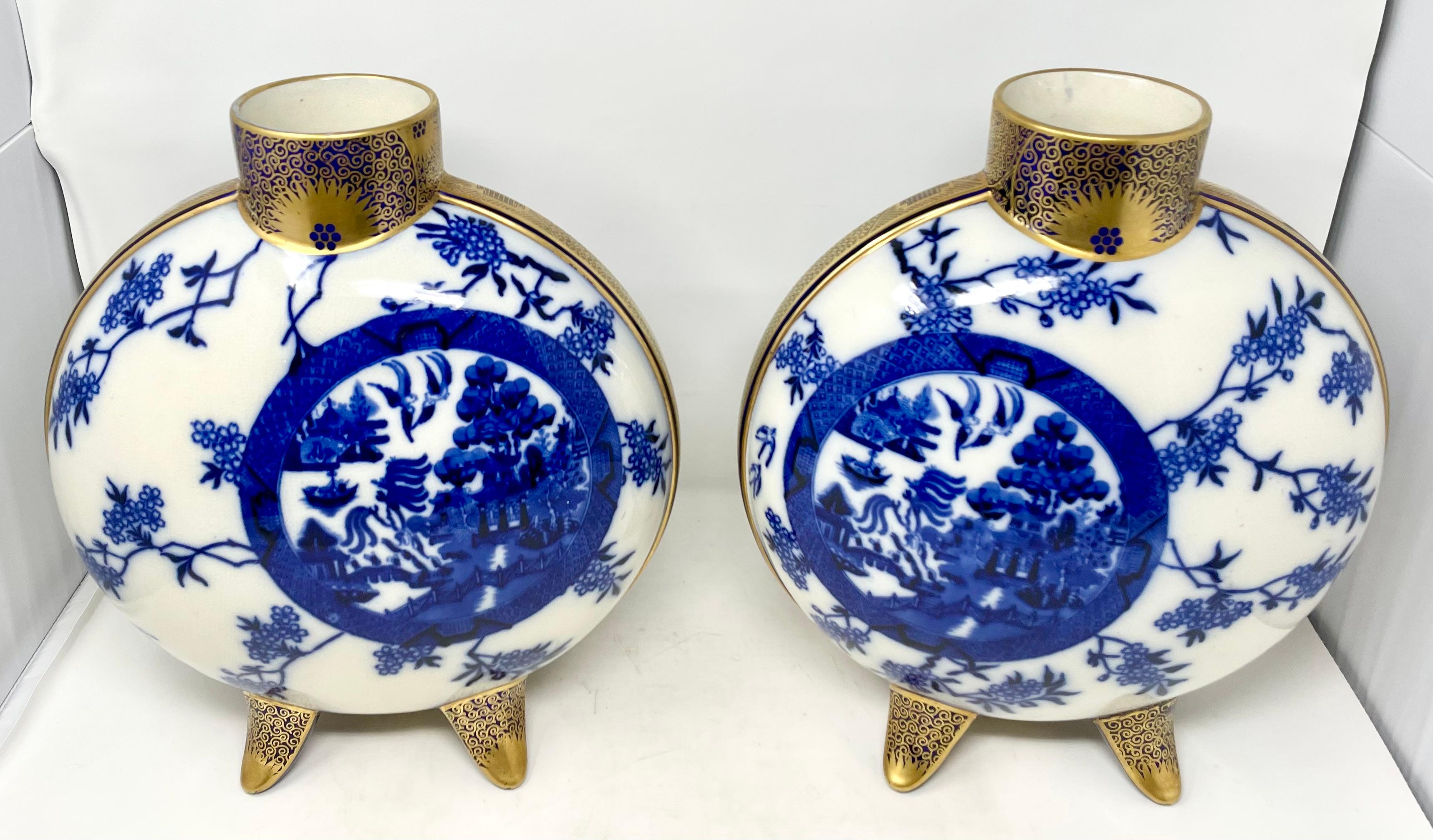 Chinois Paire de vases anciens du 19e siècle en porcelaine chinoise bleue et blanche avec lune en or en vente