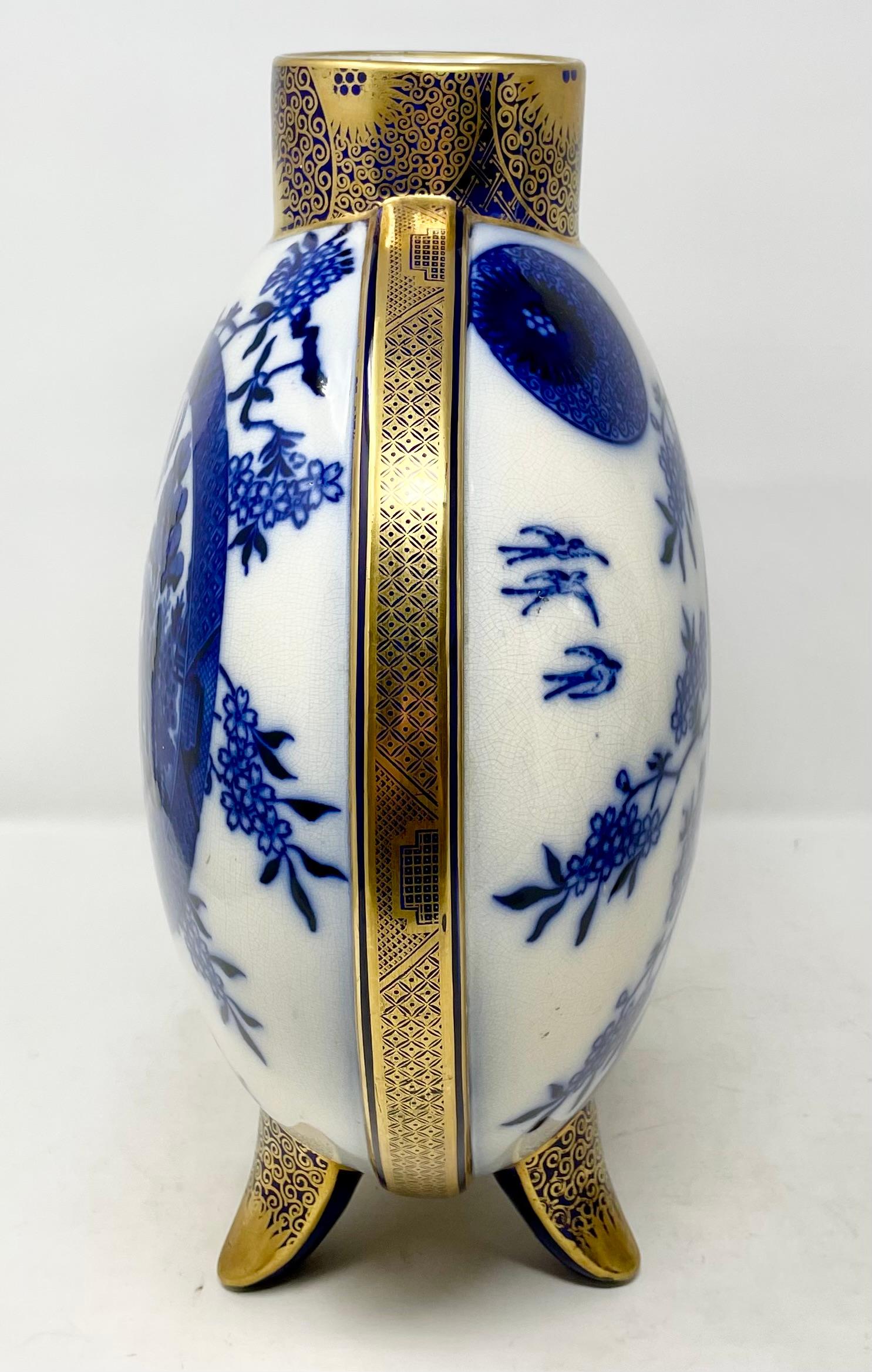 XIXe siècle Paire de vases anciens du 19e siècle en porcelaine chinoise bleue et blanche avec lune en or en vente