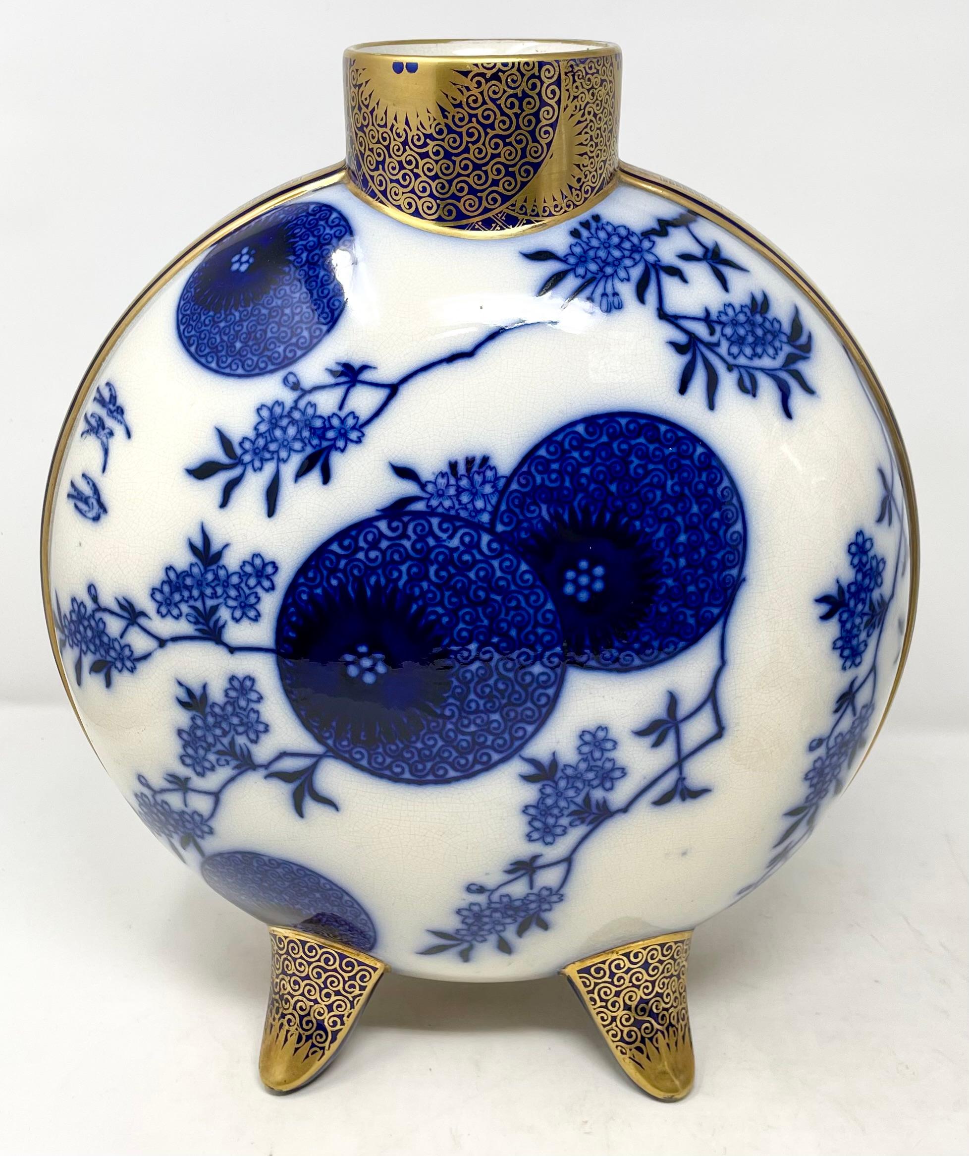 Porcelaine Paire de vases anciens du 19e siècle en porcelaine chinoise bleue et blanche avec lune en or en vente