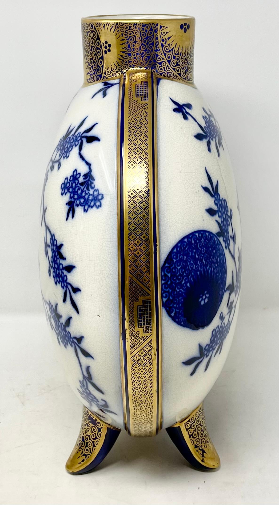 Paire de vases anciens du 19e siècle en porcelaine chinoise bleue et blanche avec lune en or en vente 3