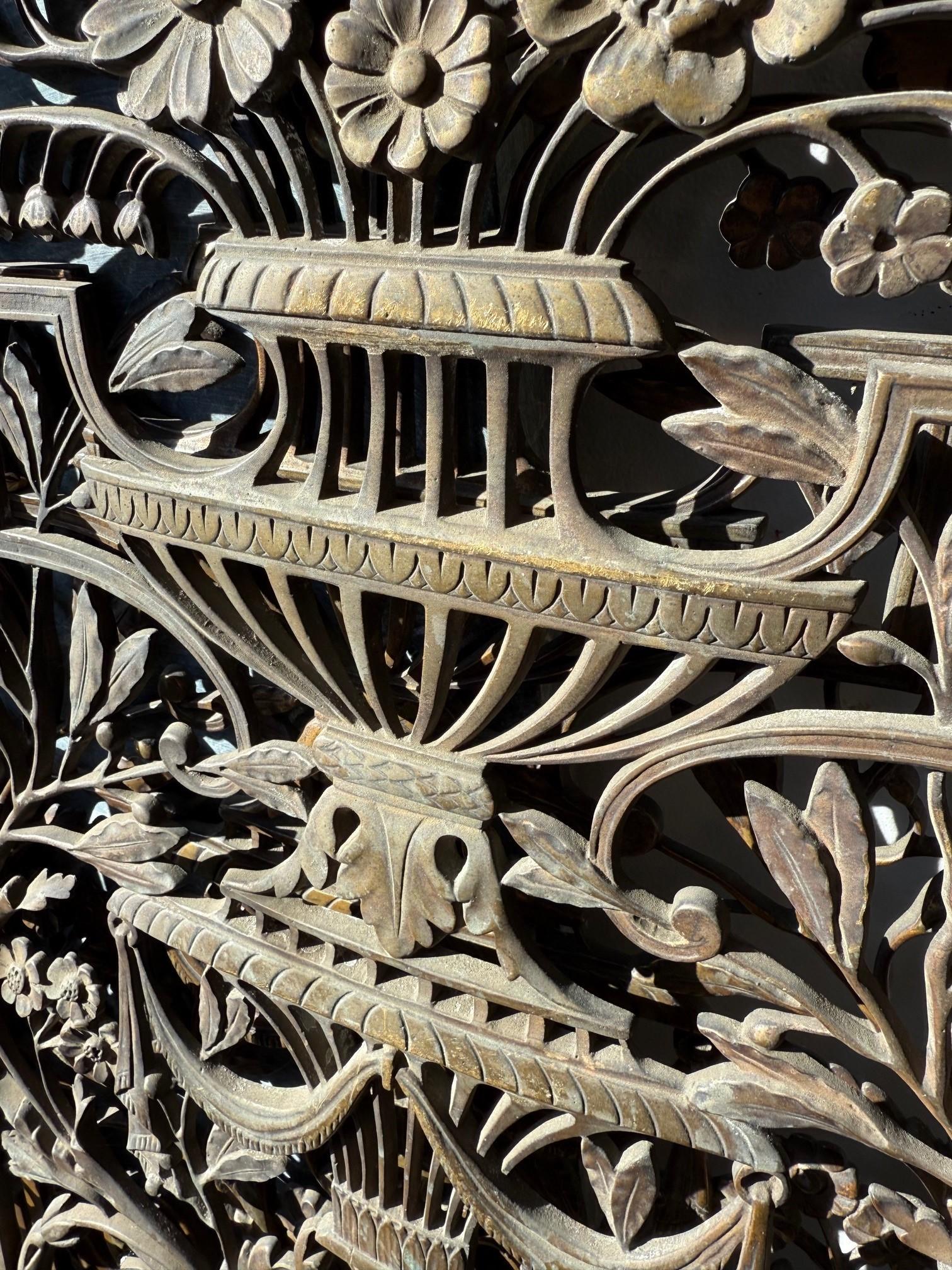 Coppia di pannelli decorativi in bronzo antico del XIX secolo in vendita 5