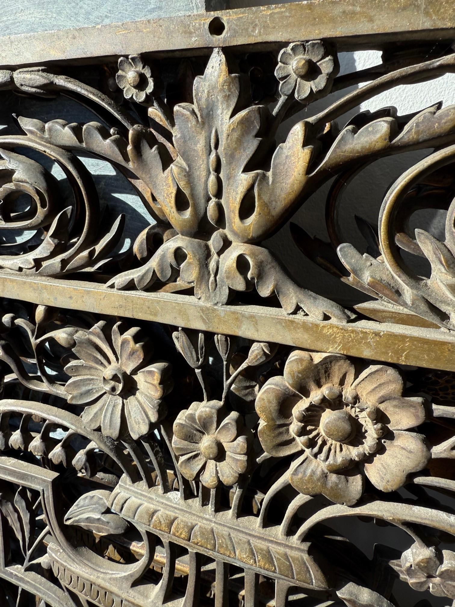 Coppia di pannelli decorativi in bronzo antico del XIX secolo in vendita 6
