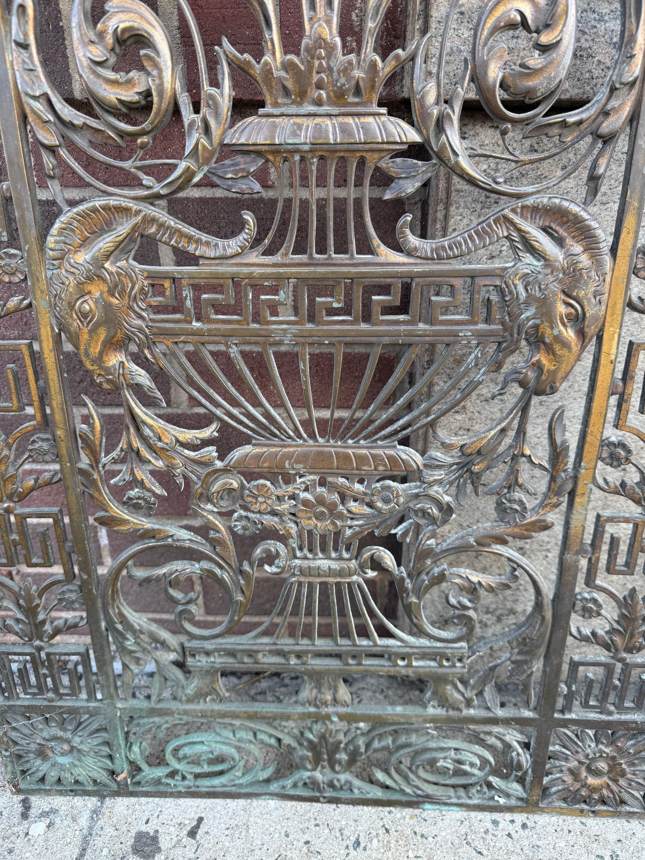 Coppia di pannelli decorativi in bronzo antico del XIX secolo in vendita 7