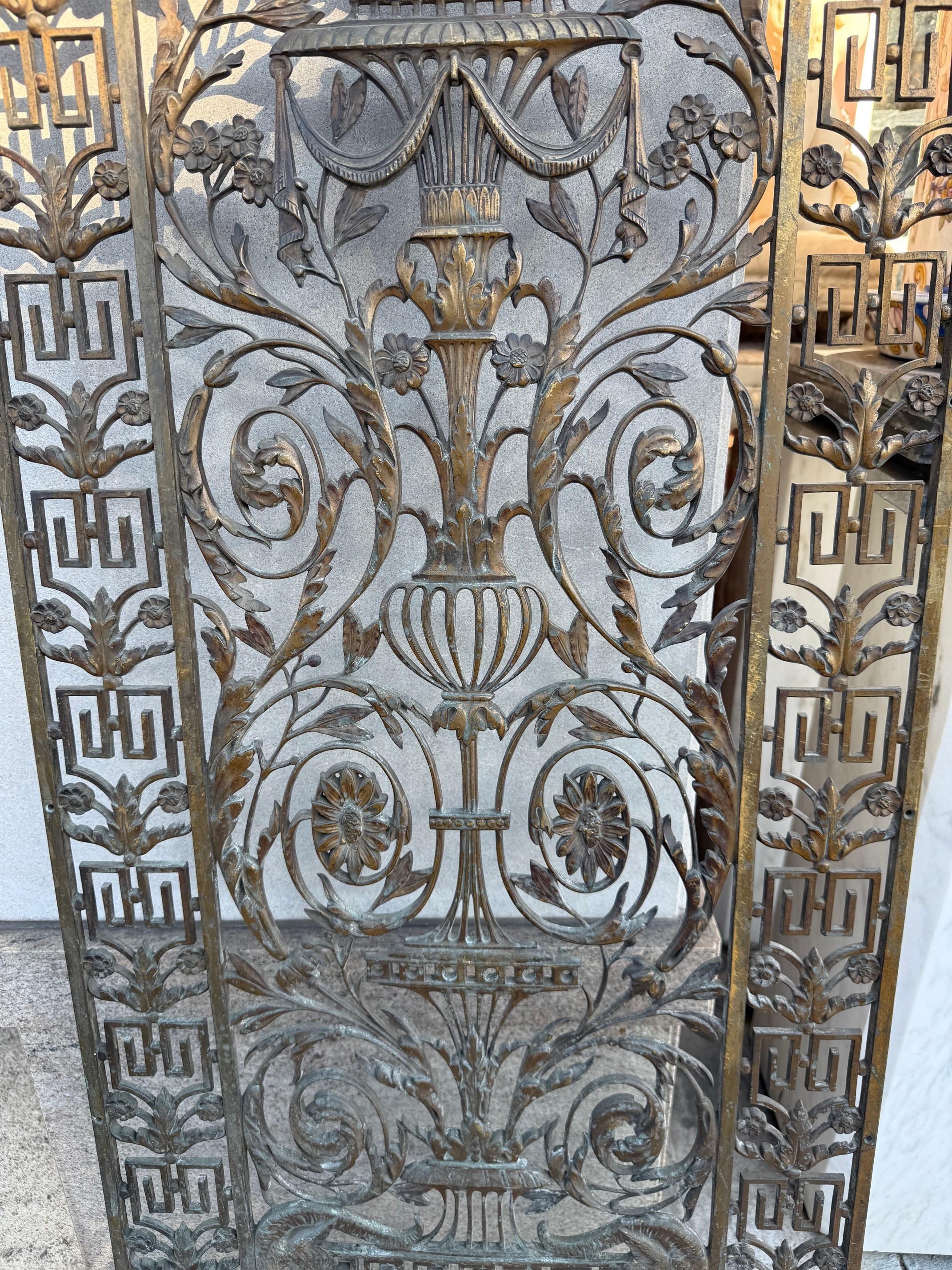 Calco Coppia di pannelli decorativi in bronzo antico del XIX secolo in vendita
