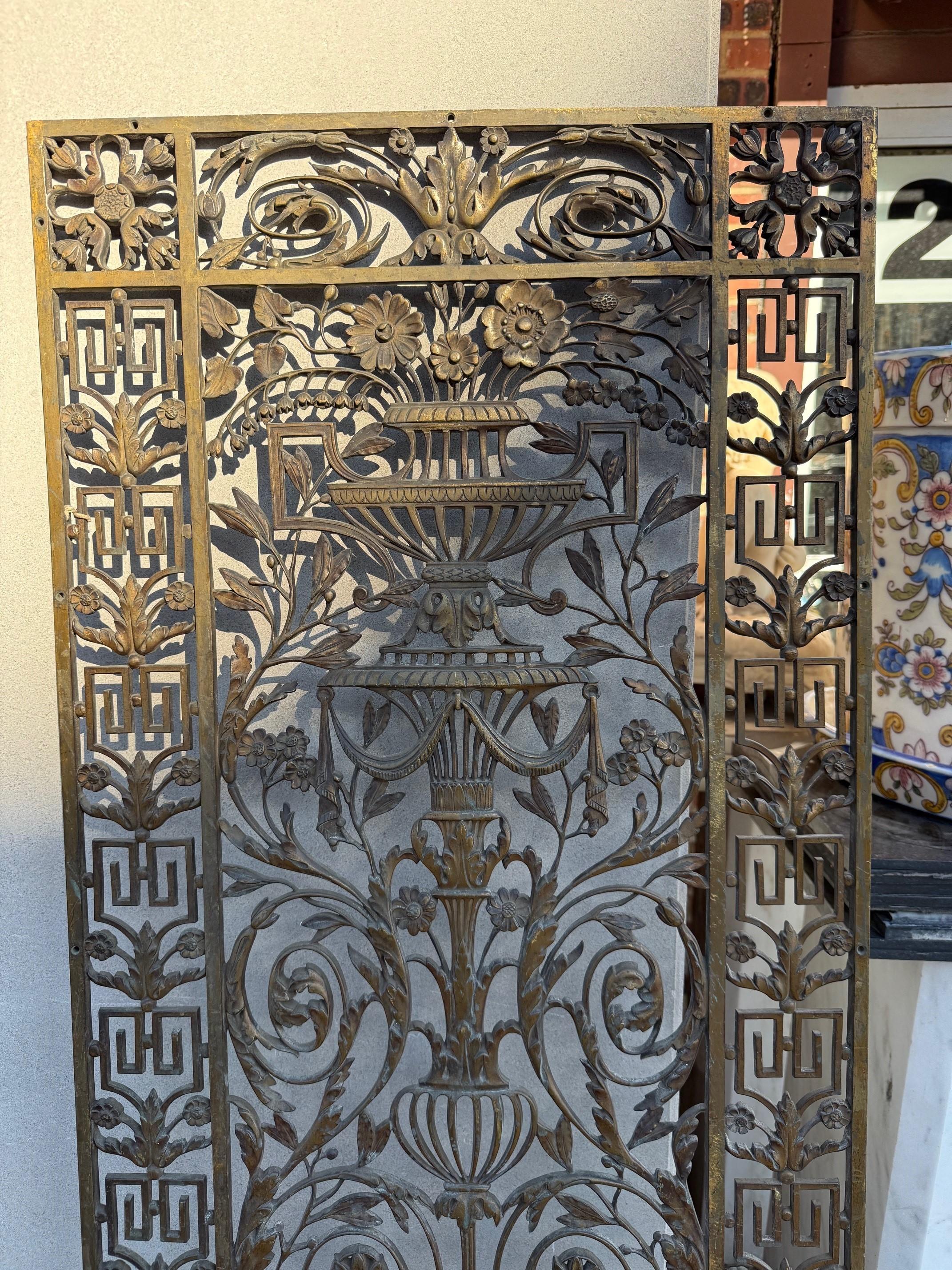 Coppia di pannelli decorativi in bronzo antico del XIX secolo In condizioni buone in vendita a Stamford, CT