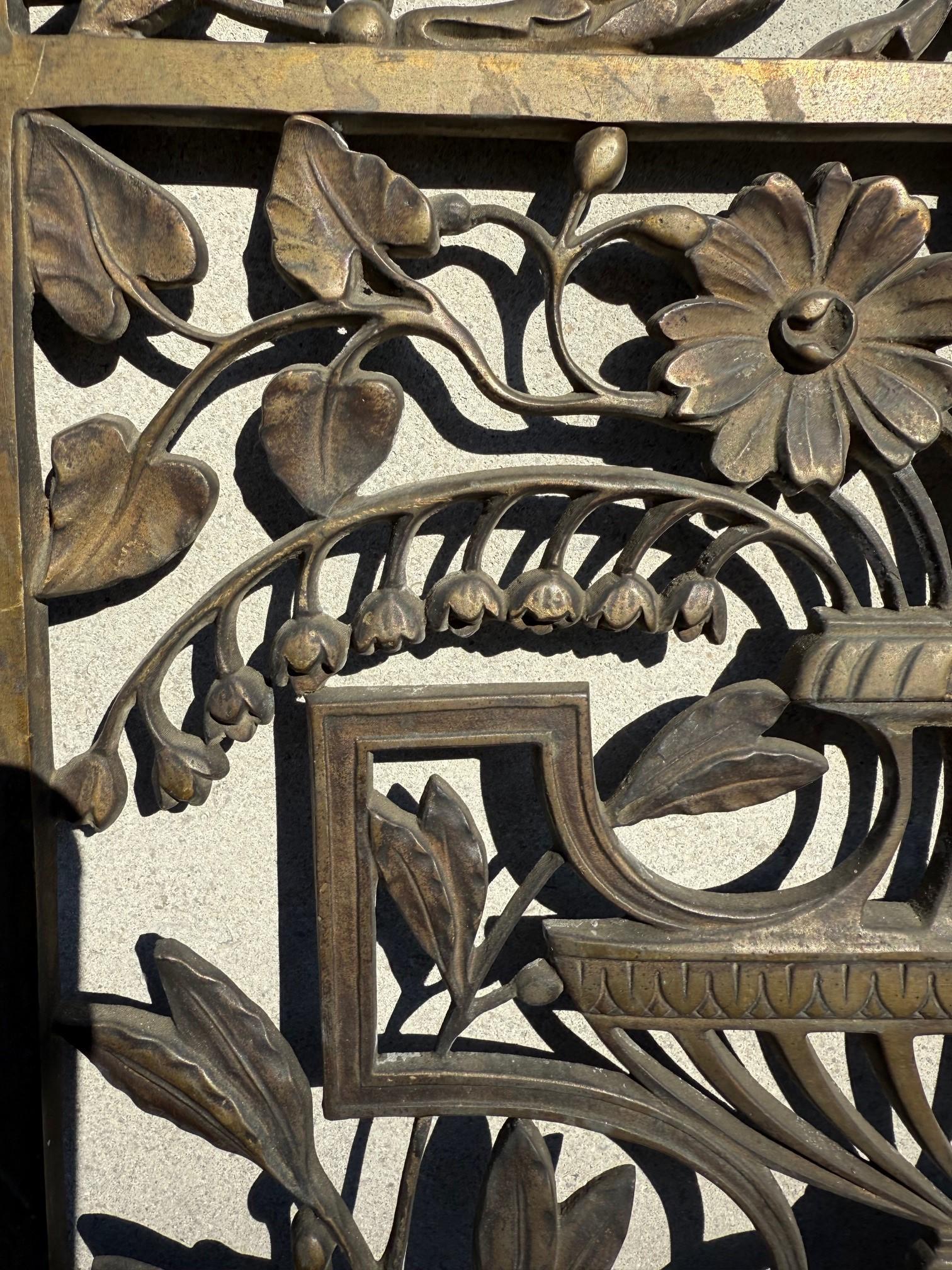 Coppia di pannelli decorativi in bronzo antico del XIX secolo in vendita 1