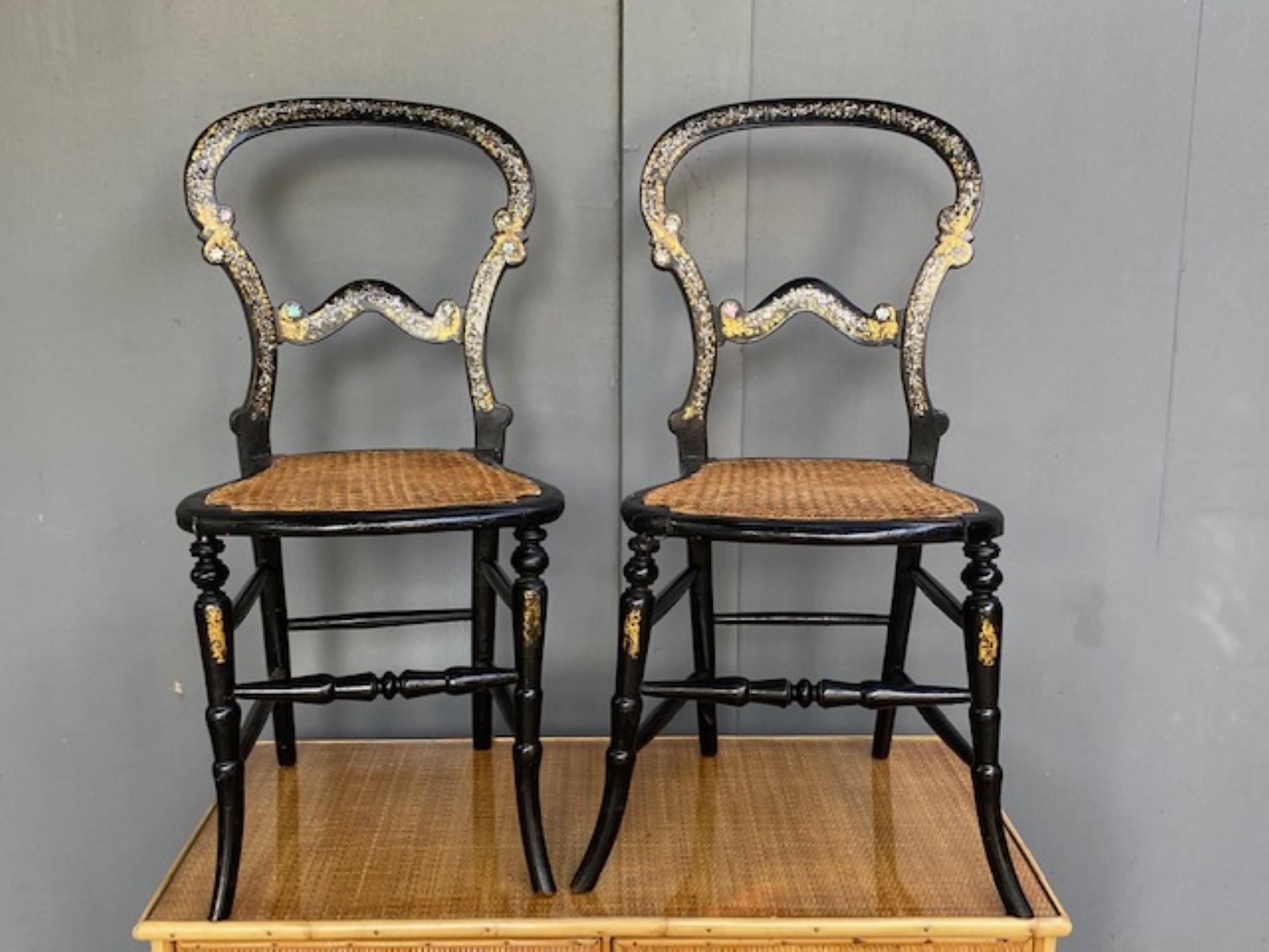Paar aus dem 19. Jahrhundert. Antike englische viktorianische ebonisierte Beistellstühle, um 1860 im Angebot 7