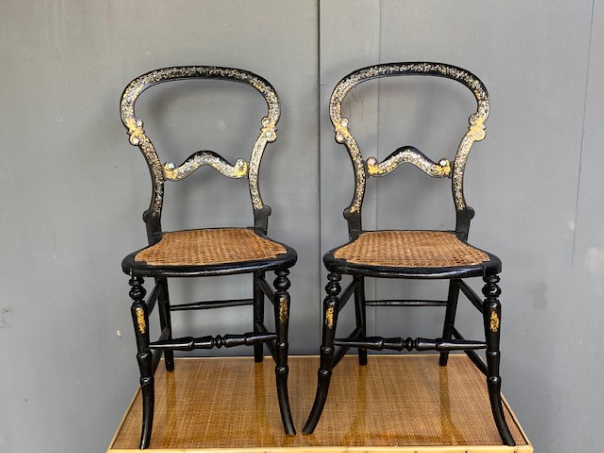 Paar aus dem 19. Jahrhundert. Antike englische viktorianische ebonisierte Beistellstühle, um 1860 im Angebot 8