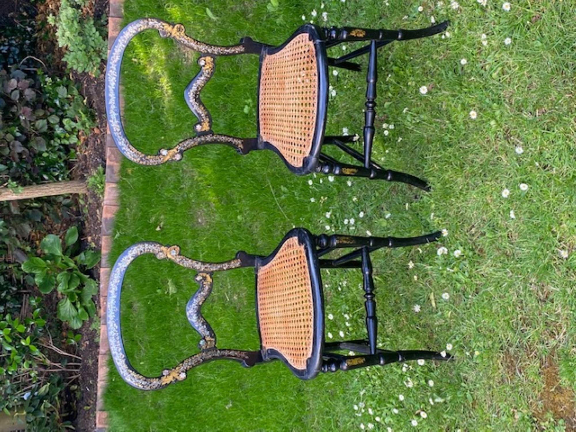 Paar aus dem 19. Jahrhundert. Antike englische viktorianische ebonisierte Beistellstühle, um 1860 im Angebot 10