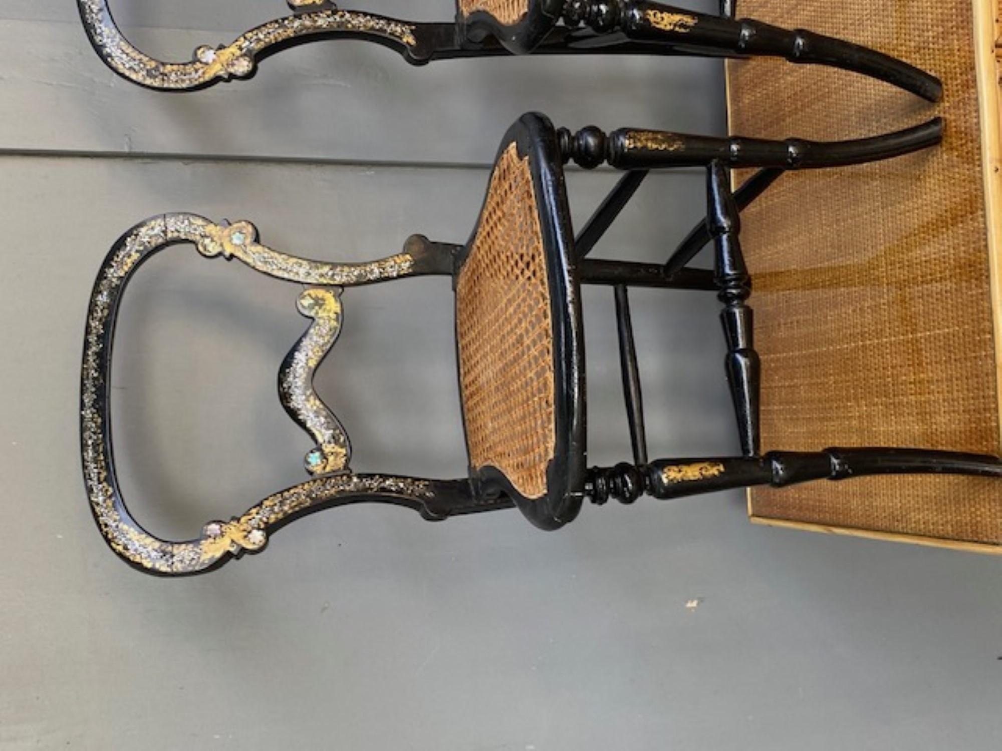 Paar aus dem 19. Jahrhundert. Antike englische viktorianische ebonisierte Beistellstühle, um 1860 (Englisch) im Angebot