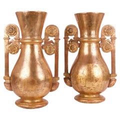 Paire de vases néoclassiques en or anciens du 19ème siècle de style néoclassique