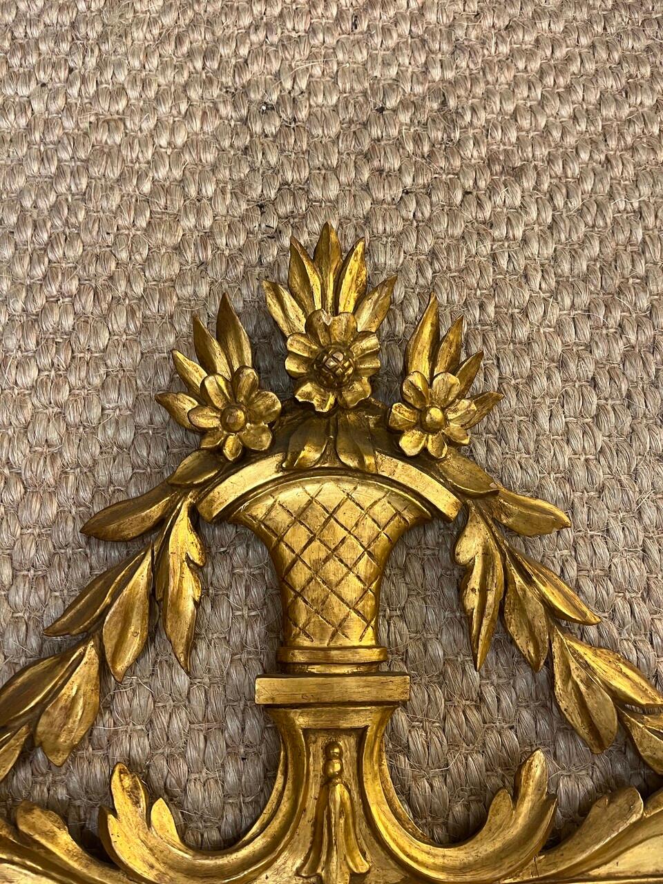 Élégante et intemporelle, cette paire de miroirs florentins italiens du XIXe siècle évoque l'opulence et la sophistication. Fabriqué avec minutie, chaque miroir présente un somptueux cadre doré orné de motifs floraux et feuillus complexes, typiques