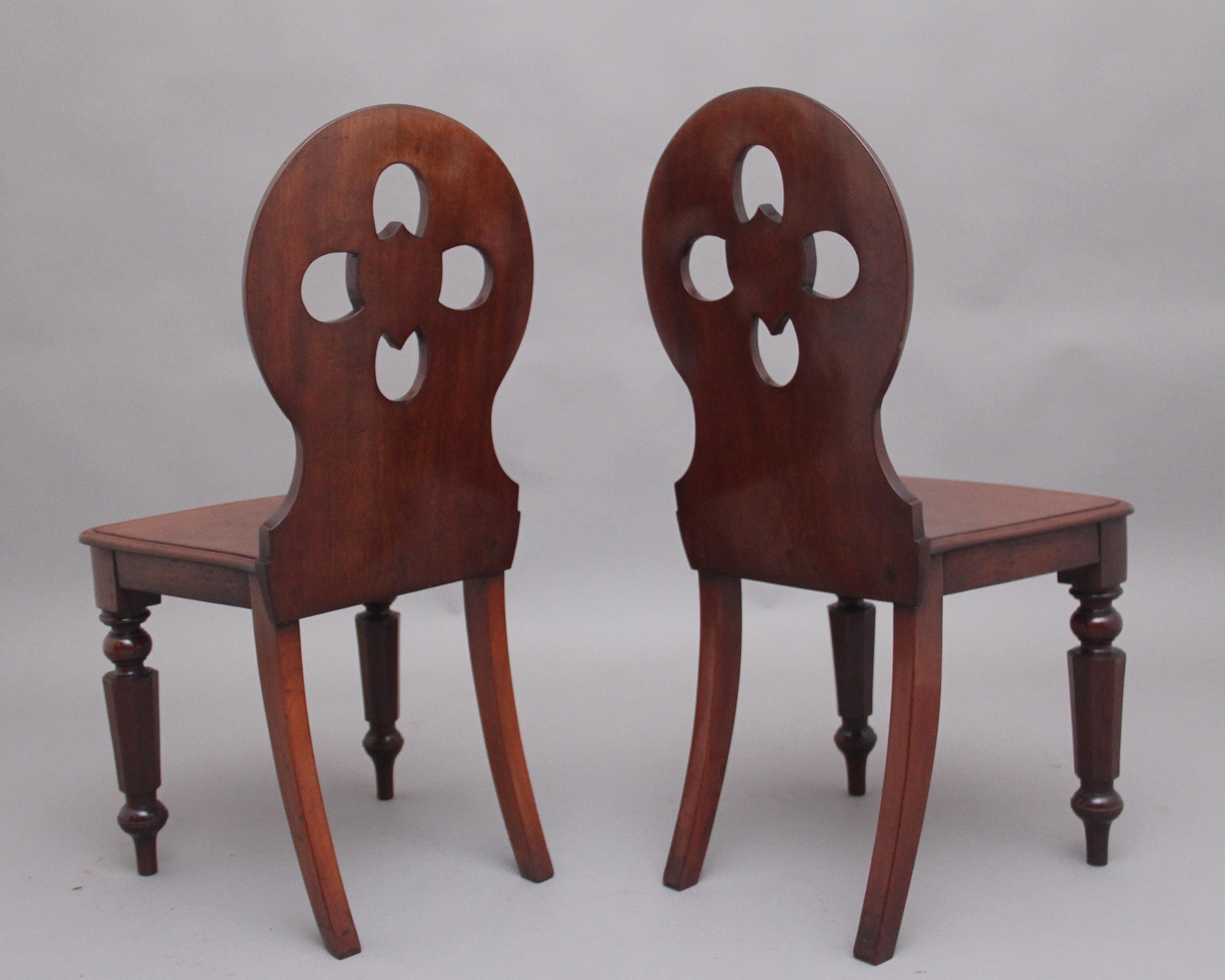 Début de l'époque victorienne Paire de chaises d'entrée anciennes en acajou du 19ème siècle en vente