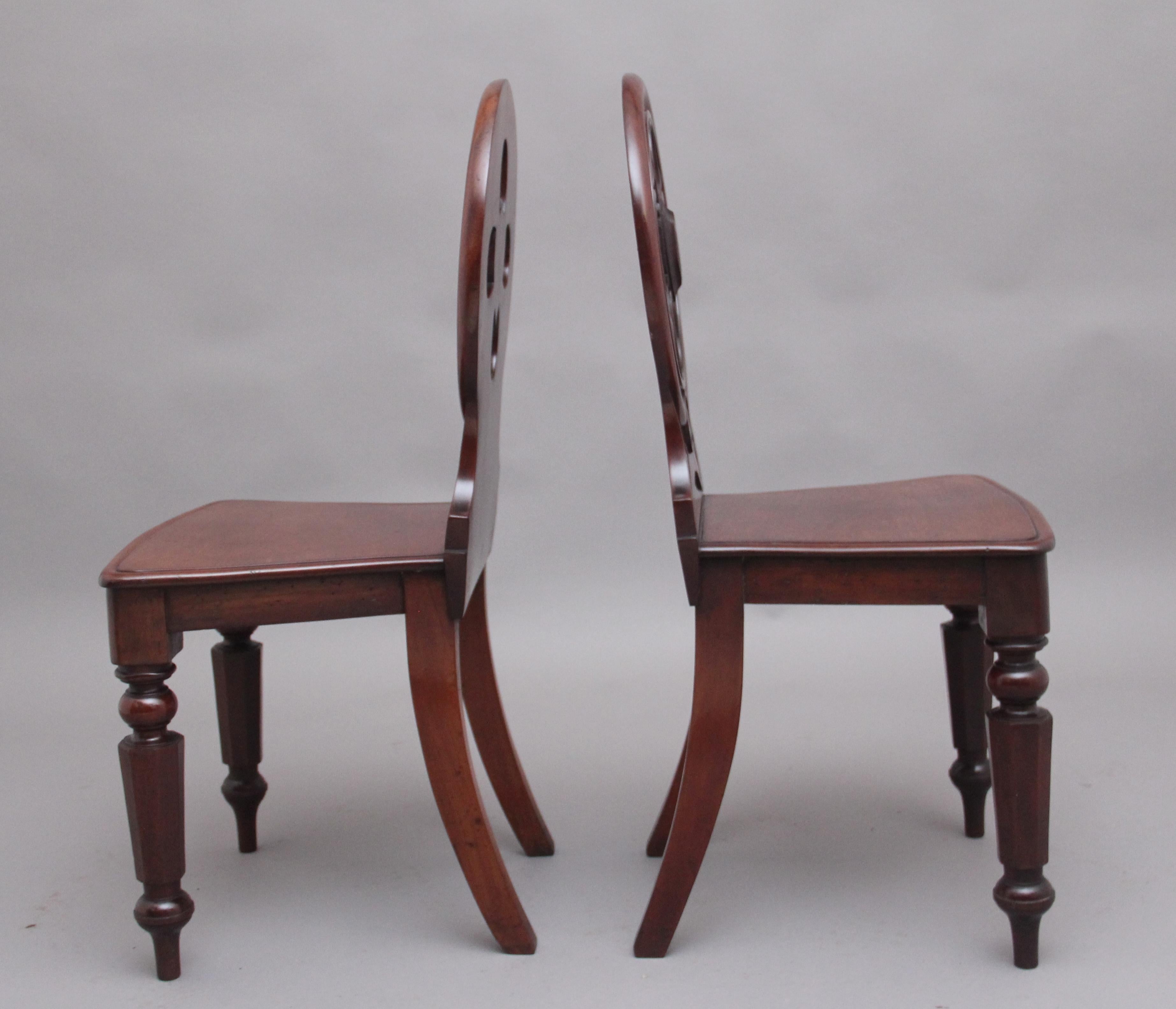 Britannique Paire de chaises d'entrée anciennes en acajou du 19ème siècle en vente