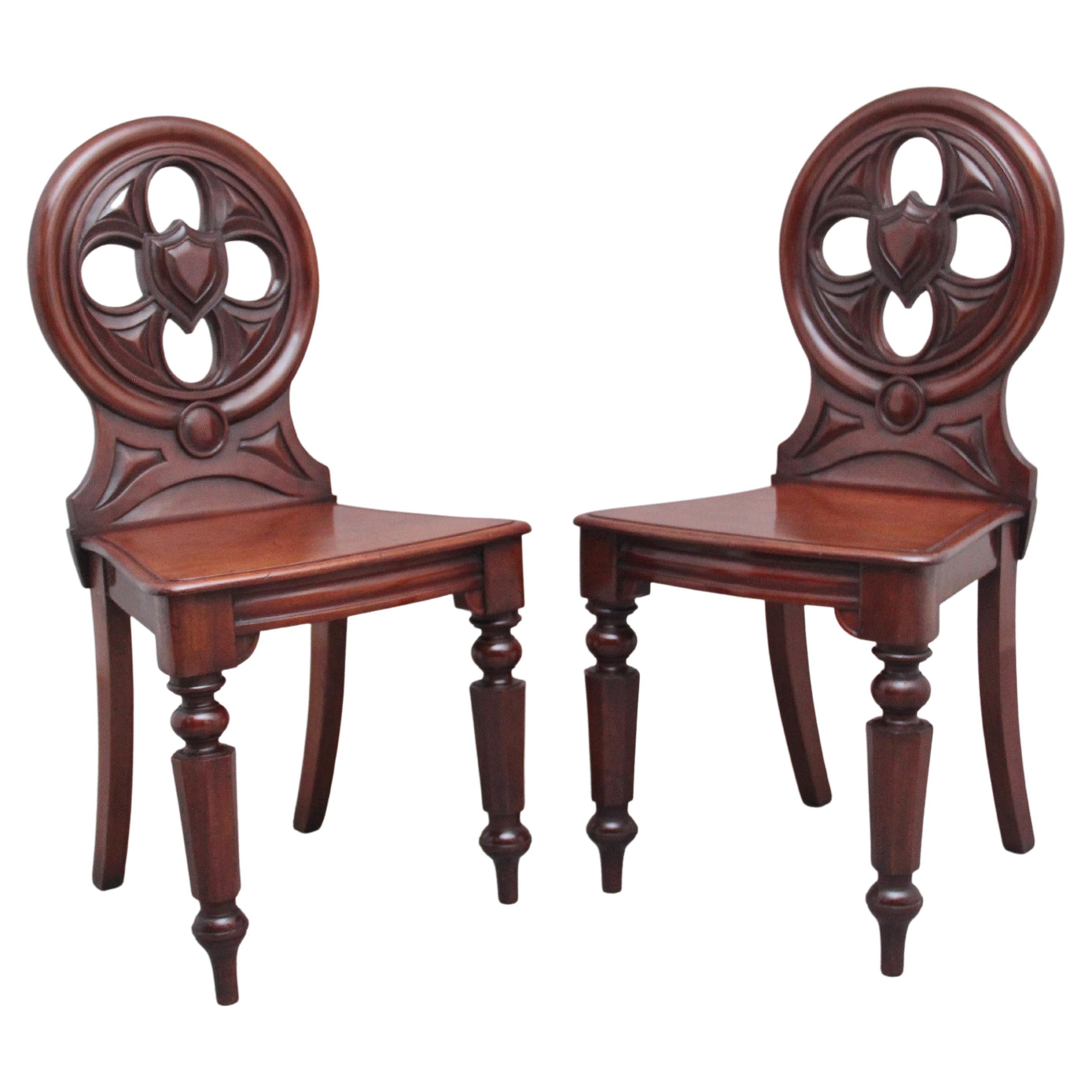 Paire de chaises d'entrée anciennes en acajou du 19ème siècle en vente