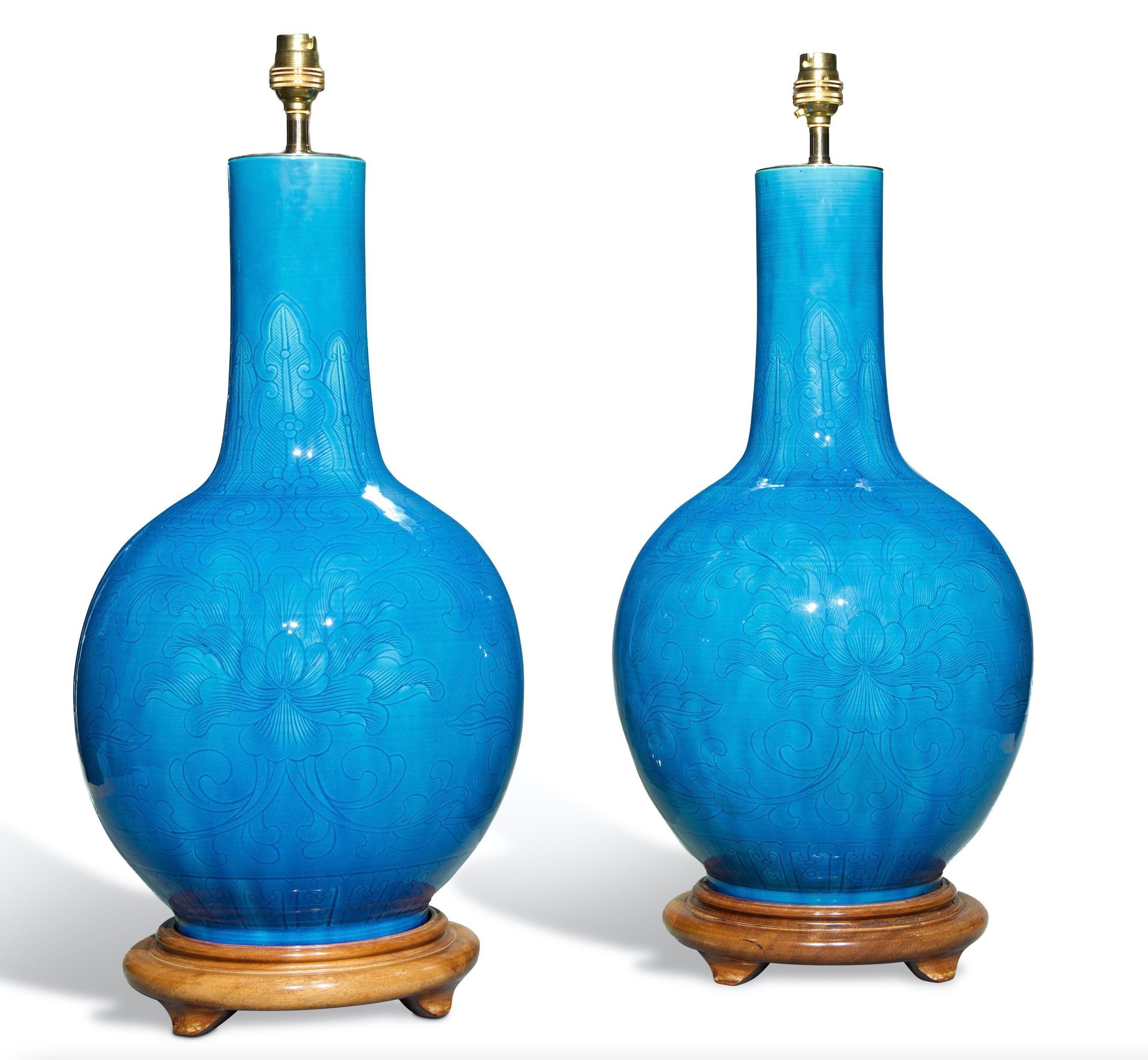 Superbe paire de vases en porcelaine chinoise de la fin de la dynastie Qing, avec une magnifique glaçure turquoise et un subtil décor de lignes florales et de feuillages tourbillonnants, aujourd'hui montés comme lampes sur des bases en bois