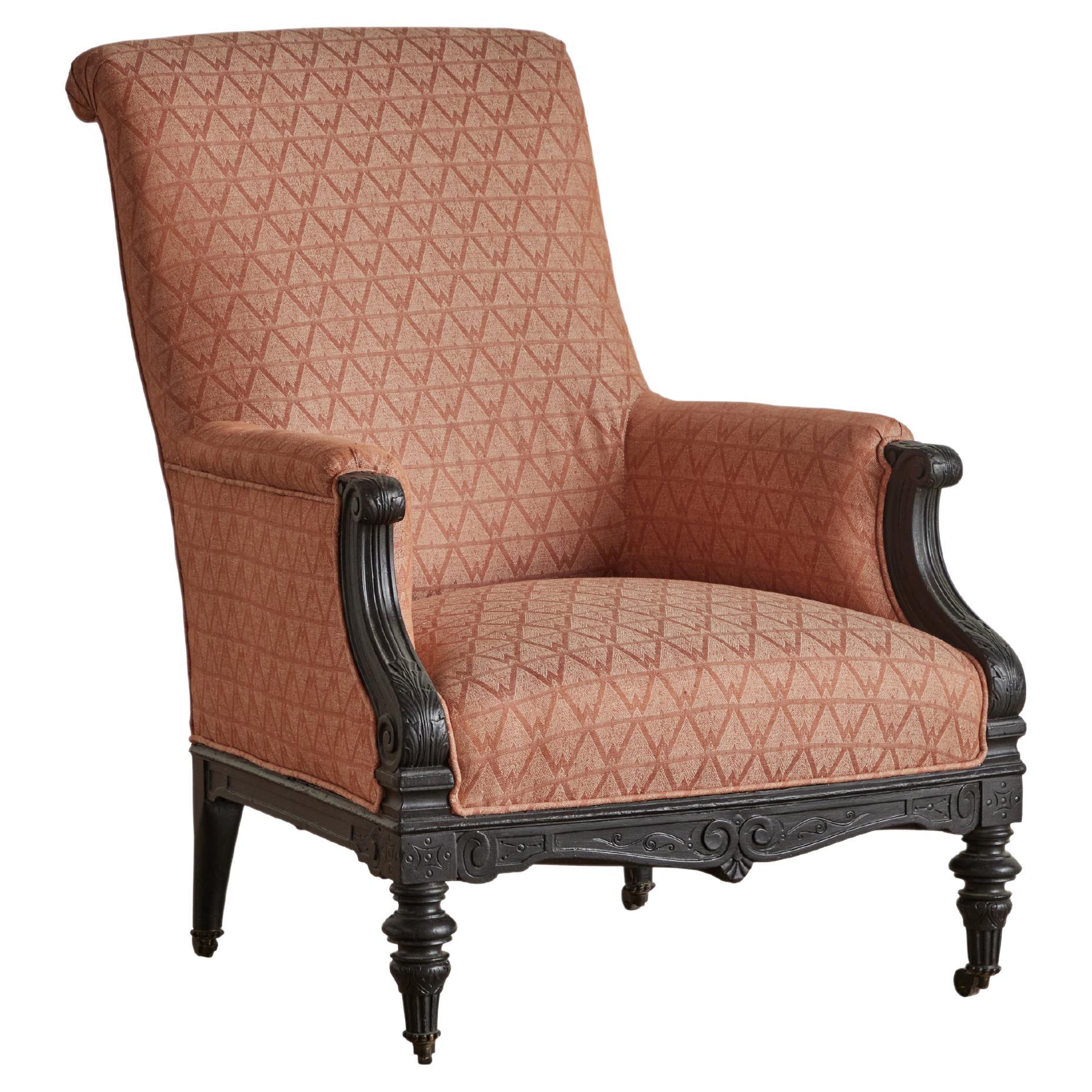 Ein Paar Sessel aus Frankreich aus dem 19. Jahrhundert, neu gepolstert mit Harwood House Stoff. Diese Stühle haben kunstvoll geschnitzte, bemalte Holzrahmen. Einige sichtbare Abnutzungserscheinungen am Originalholz, die mit dem Alter und dem