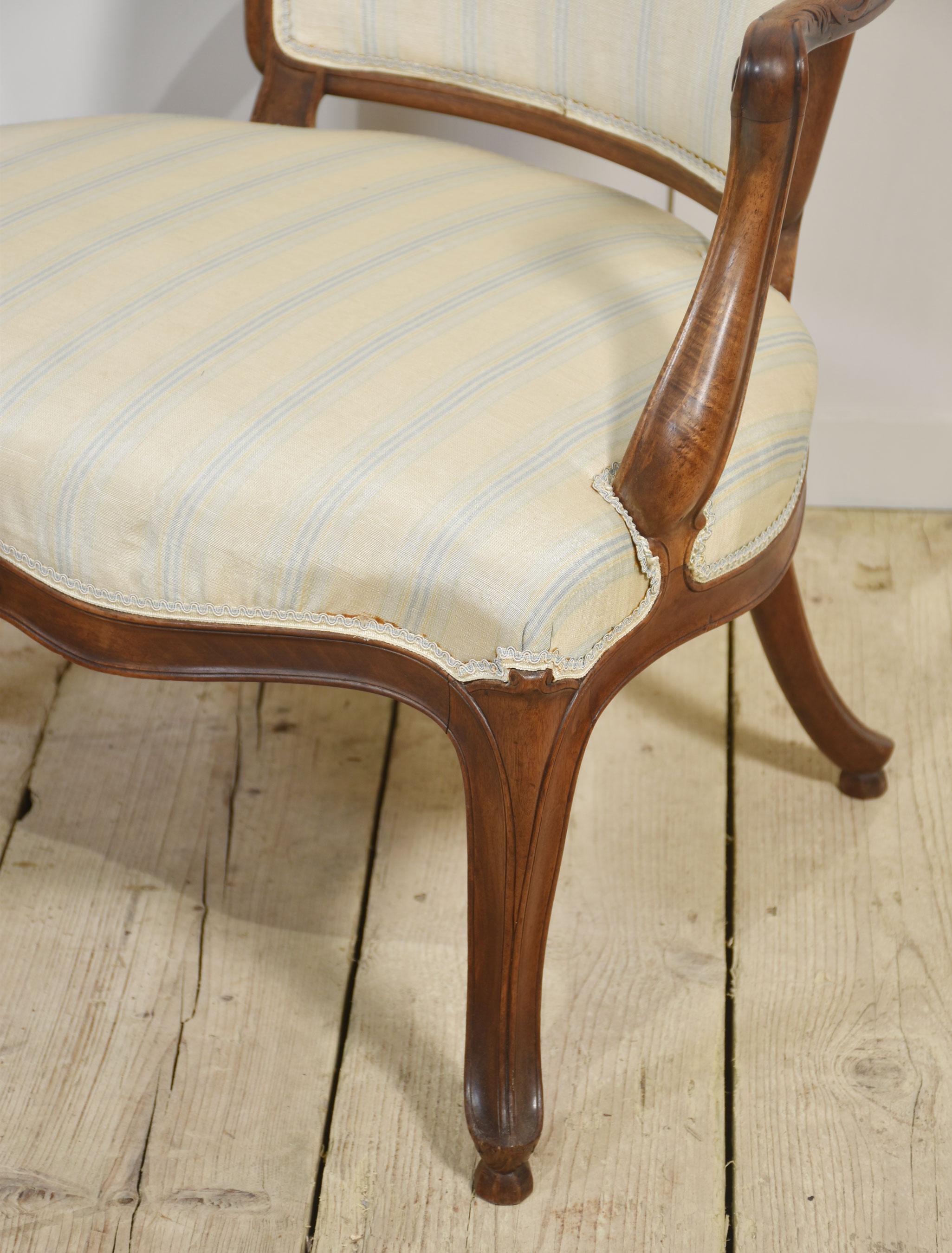 Coppia di Fauteuil in noce in stile Hepplewhite, ciascuno con schienale arcuato e imbottito unito da braccioli intagliati a volute modellate e sedile imbottito. Sopra un grembiule intagliato, il tutto rialzato su gambe cabriole.
Dimensioni
Altezza