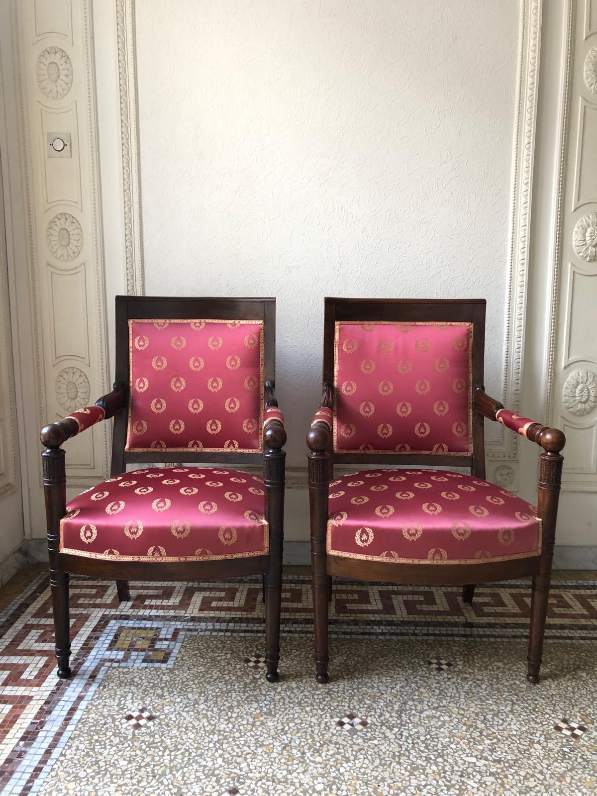 Ces splendides fauteuils d'époque Empire symbolisent l'opulence, le raffinement et le luxe caractéristiques de l'ère napoléonienne. Magnifiquement sculptés et ornés de détails sophistiqués, ces fauteuils incarnent l'élégance classique et