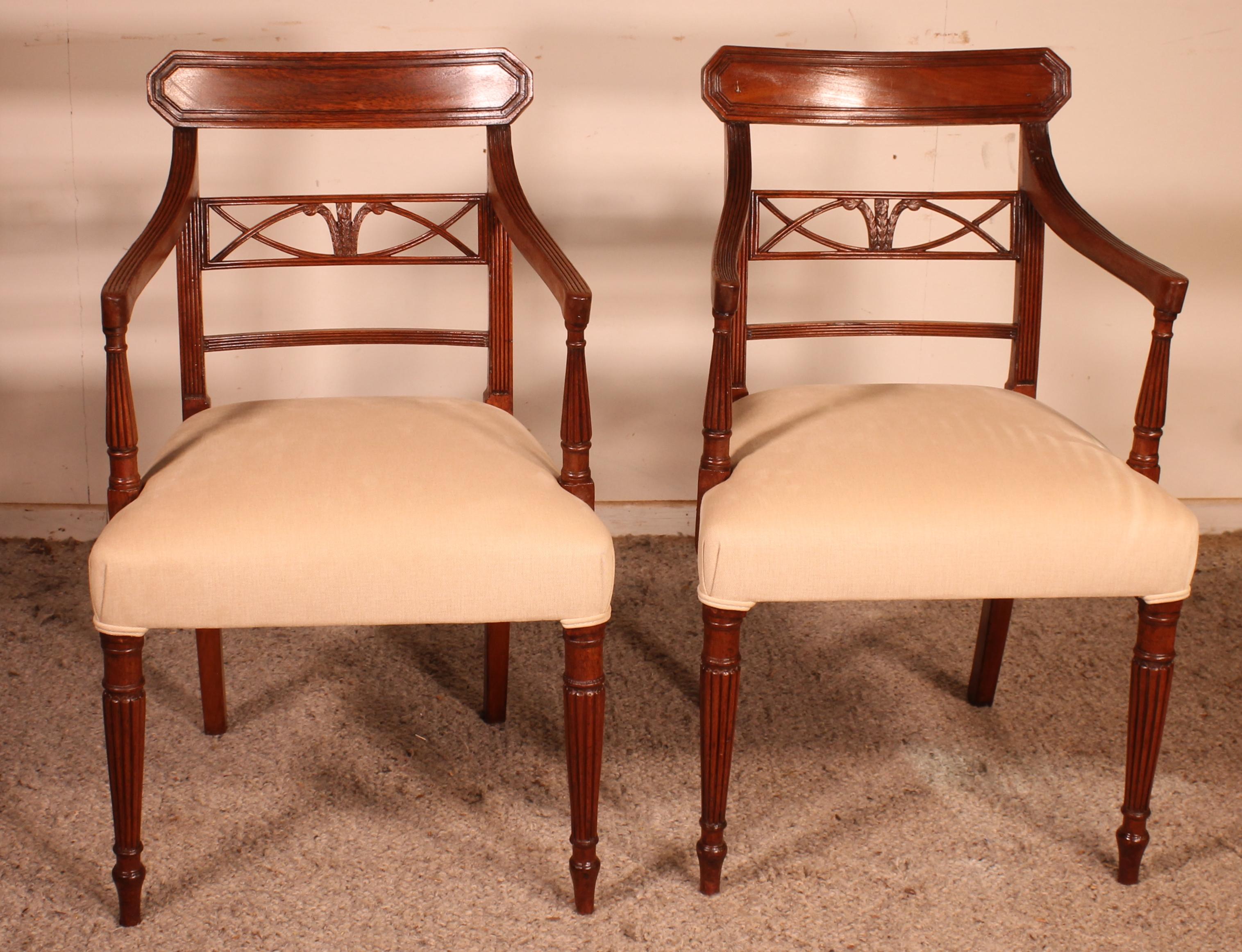 Beautiful pair of 19th century English mahogany armchairs.
Very beautiful pair which has a very beautiful base as well as a carved back rest.

The armchairs have been checked and repolished and reupholstered by our upholsterer with a cotton
