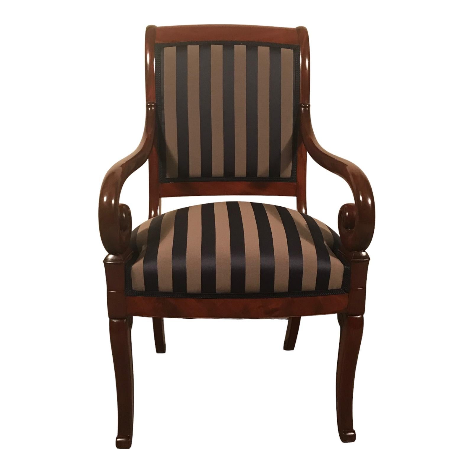 Paar französische Sessel des 19. Jahrhunderts, 1820-30
Dieses Paar französischer Sessel aus dem 19. Jahrhundert stammt aus den Jahren 1820-30 und wurde während der Restaurationszeit hergestellt. Die eleganten Stühle haben ein wunderschönes