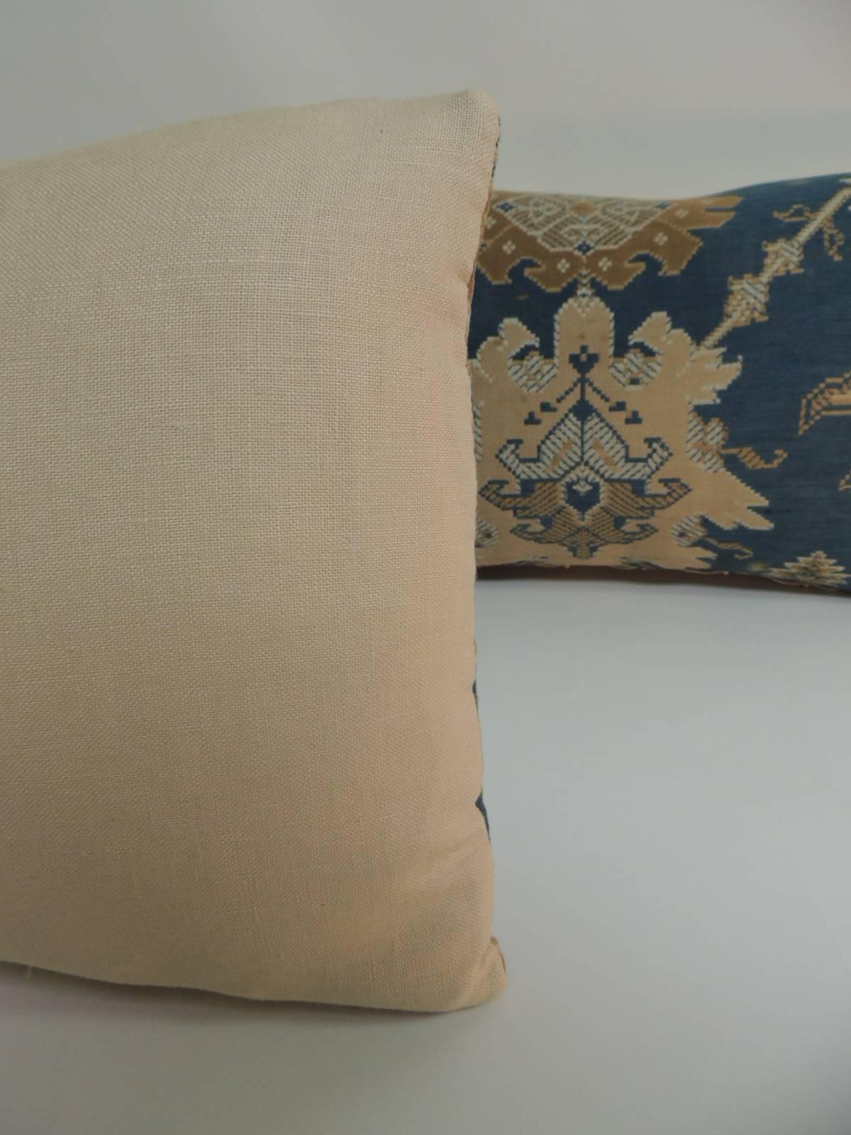 Pair of 19th Century Arts & Crafts Tan and Blue Decorative Lumbar Pillows In Good Condition In Oakland Park, FL