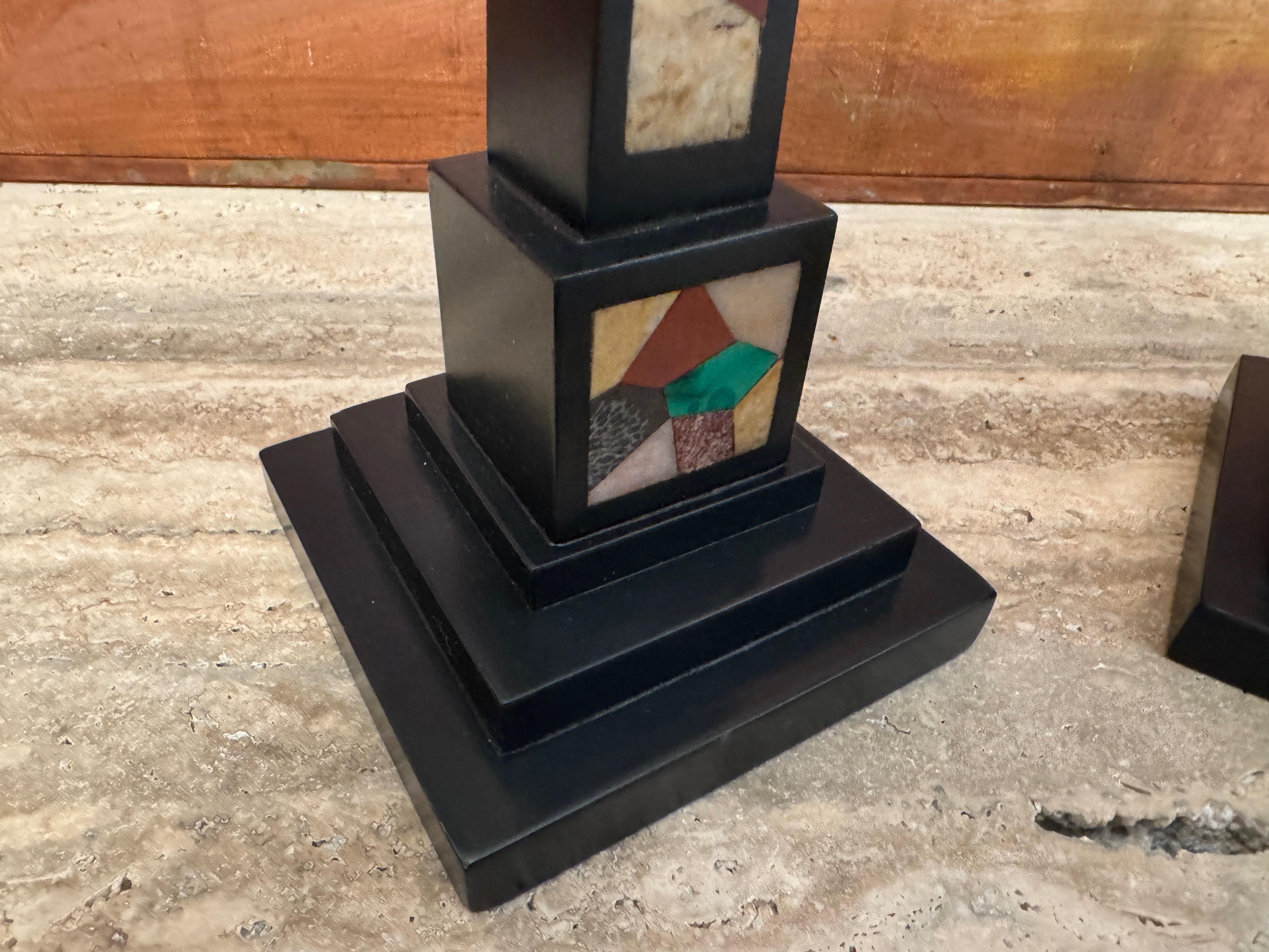 Britannico Coppia di obelischi in marmo nero e pietra dura di Ashford del XIX secolo in vendita