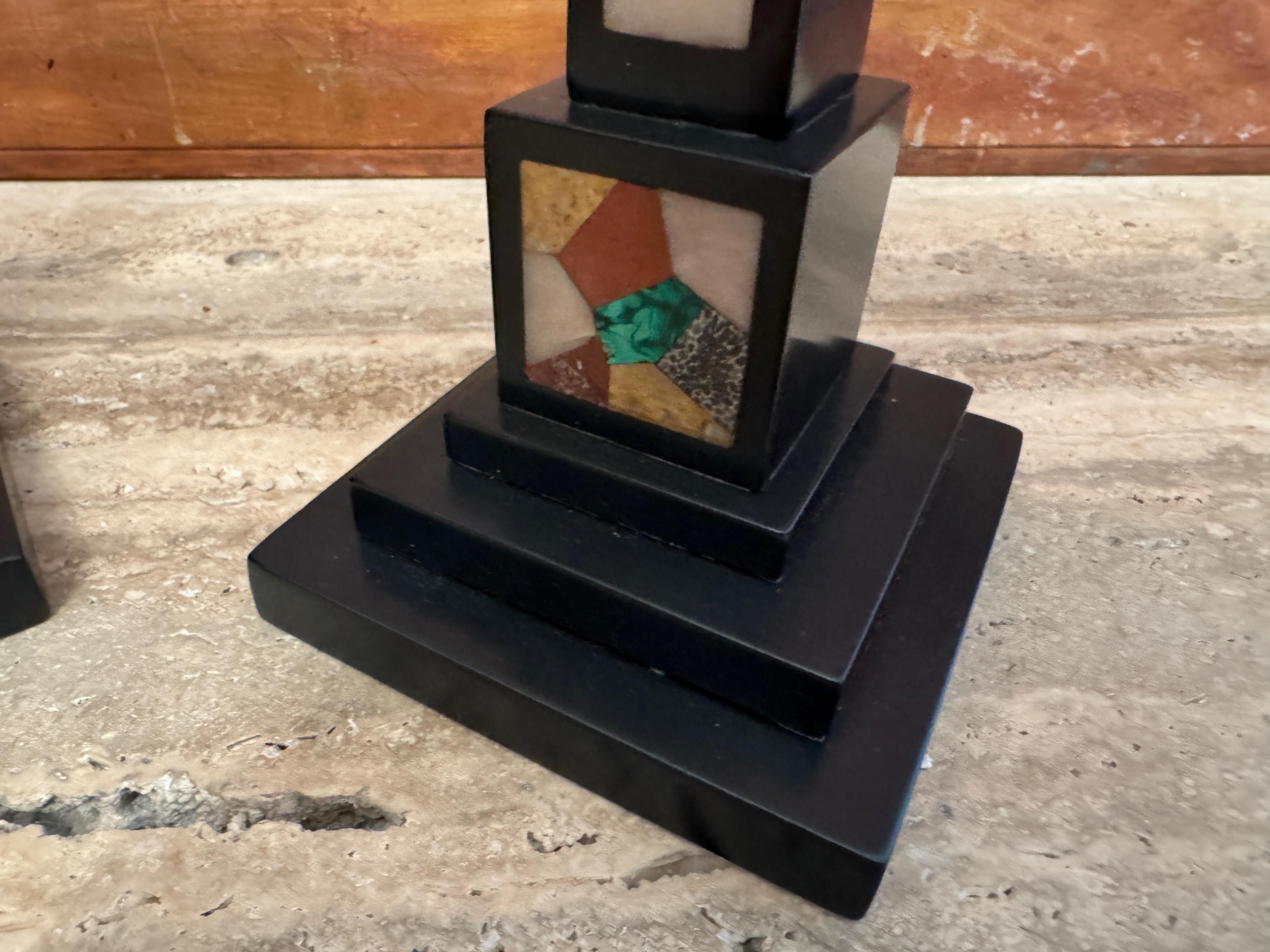 Coppia di obelischi in marmo nero e pietra dura di Ashford del XIX secolo In condizioni buone in vendita a London, London