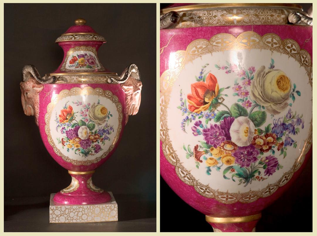 Coppia di urne tedesche Augustus Rex Dresden del XIX secolo dipinte a mano con scene pastorali su un lato e floreali sull'altro.  Ciascuna ha una testa di ariete su ogni lato dell'urna. Non sono stati effettuati restauri.