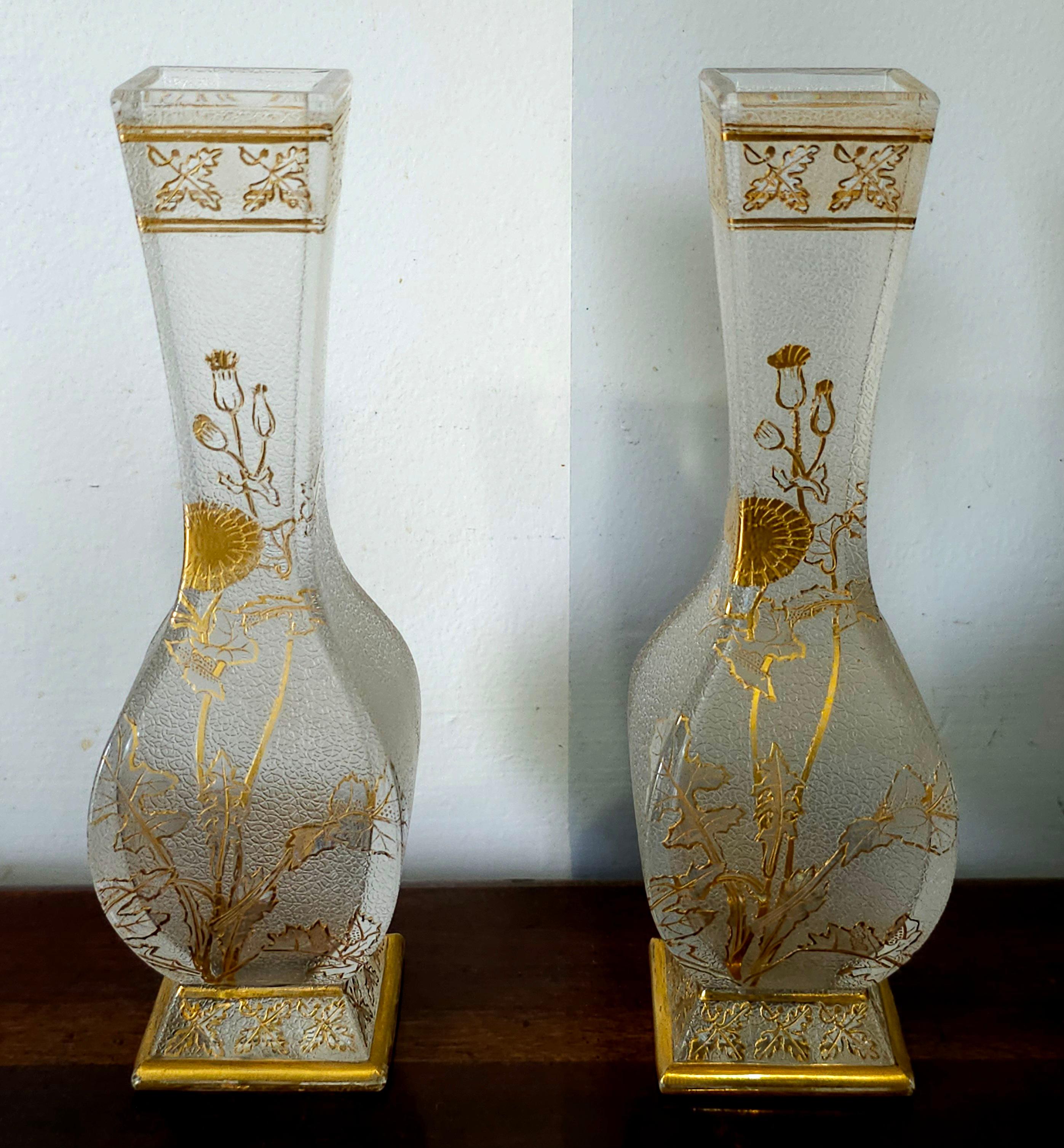 Un'eccezionale coppia di vasi in vetro dorato e acidato di Baccarat in ottime condizioni d'epoca. Decorazioni dorate con linee d'acqua e canne, 1896. Ispirati a forme e motivi cinesi, questi vasi sono incisi, parzialmente smerigliati e dorati. Dal