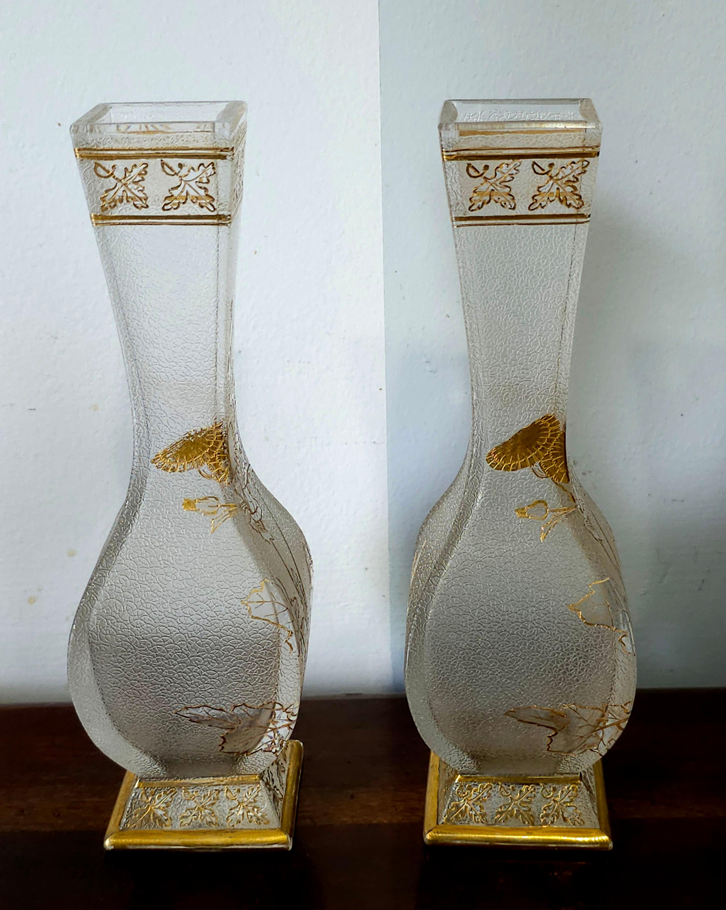 Francese Coppia di vasi in vetro dorato e acidato Baccarat del XIX secolo in vendita