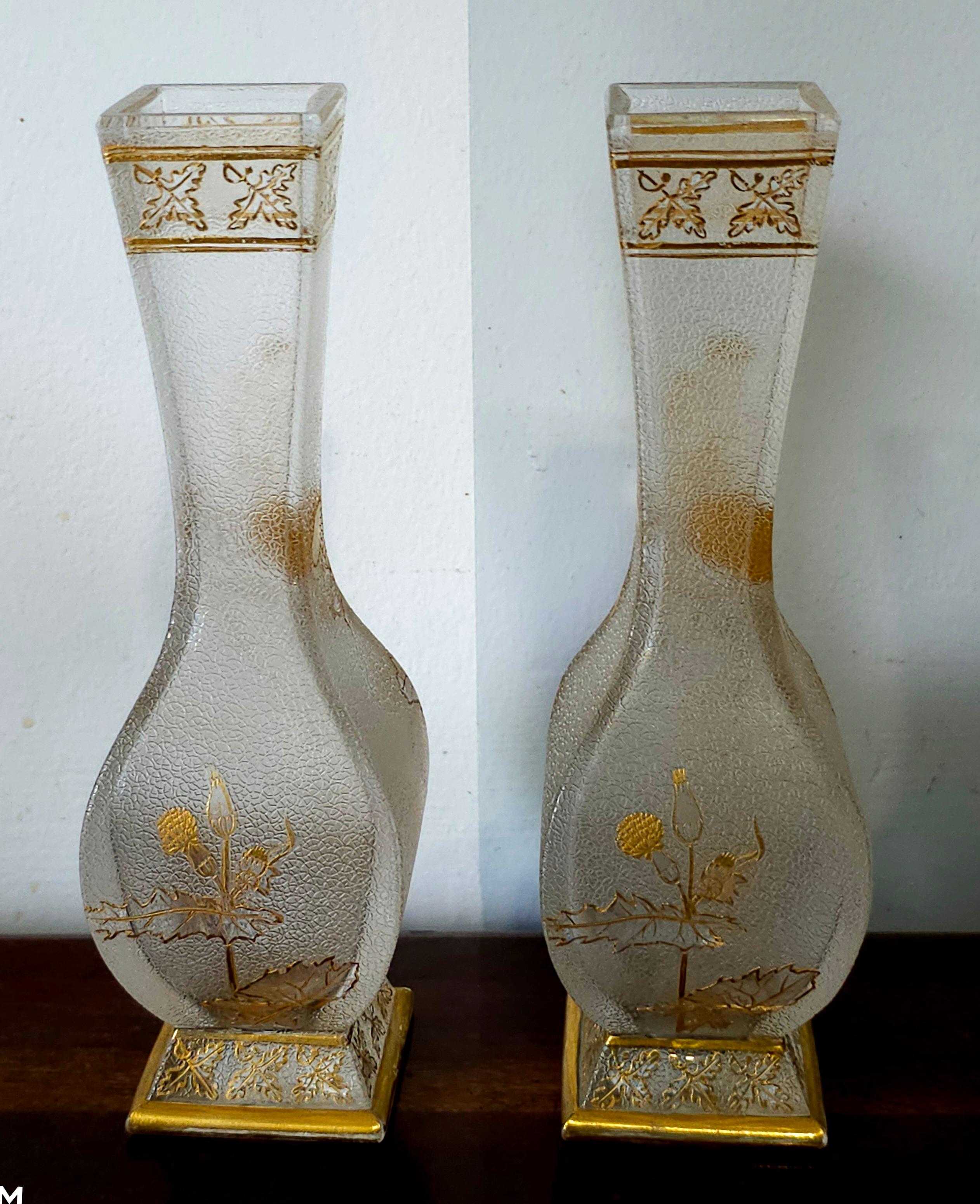Realizzato con acquaforte Coppia di vasi in vetro dorato e acidato Baccarat del XIX secolo in vendita