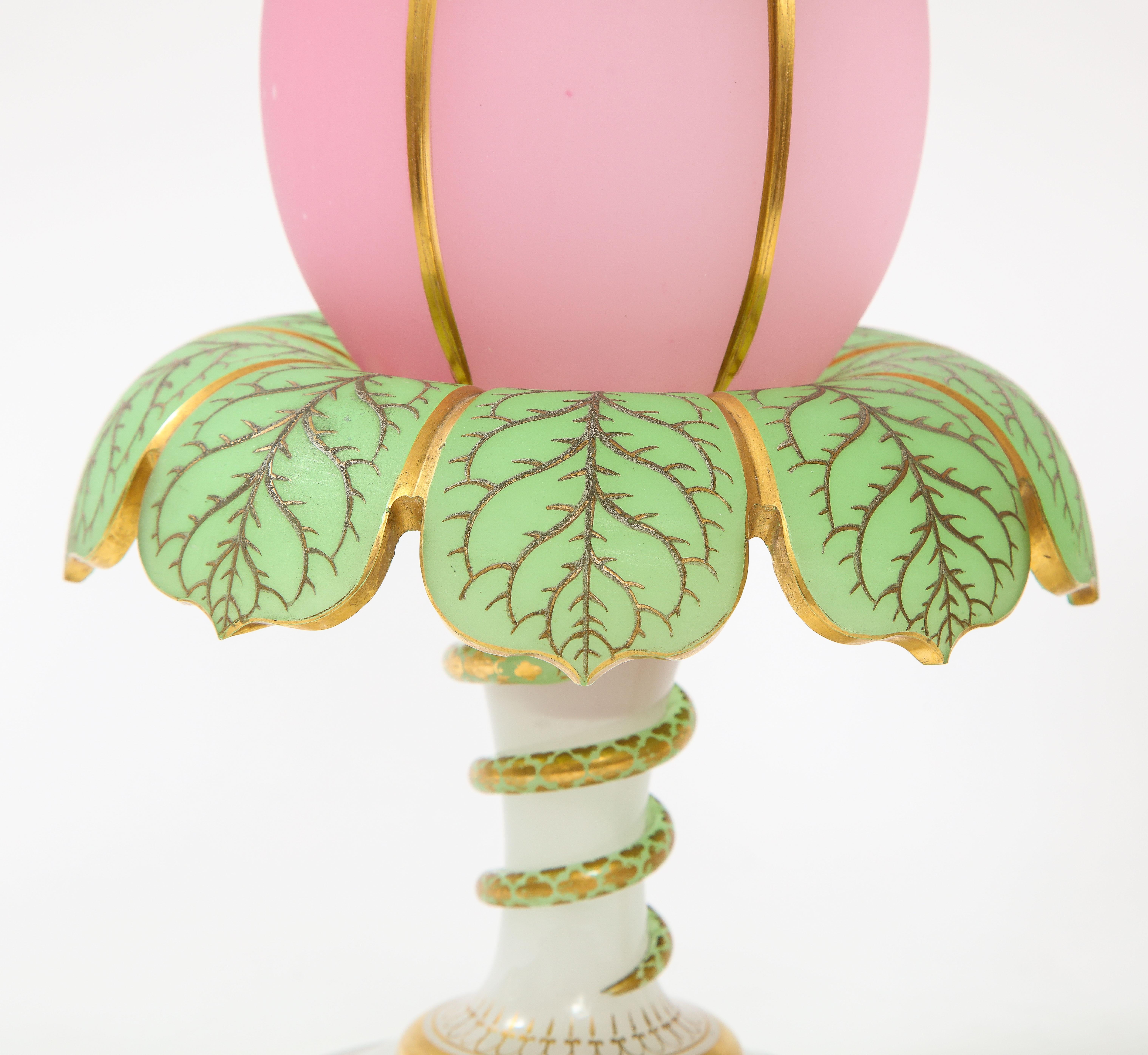 Paire de vases en opaline de Baccarat du 19ème siècle en forme de tulipe de 3 couleurs avec décor de serpent en vente 4