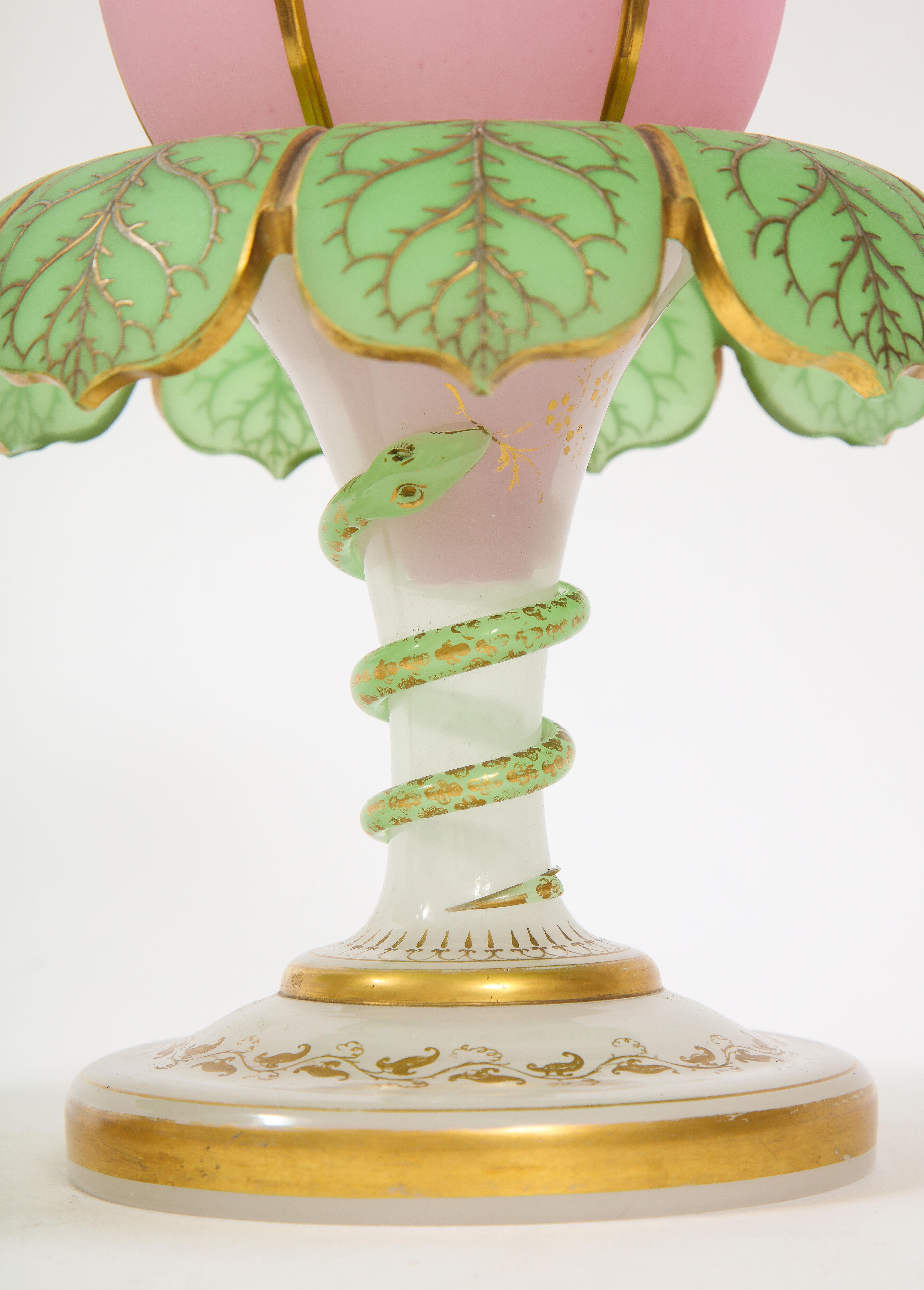 Paire de vases en opaline de Baccarat du 19ème siècle en forme de tulipe de 3 couleurs avec décor de serpent en vente 1