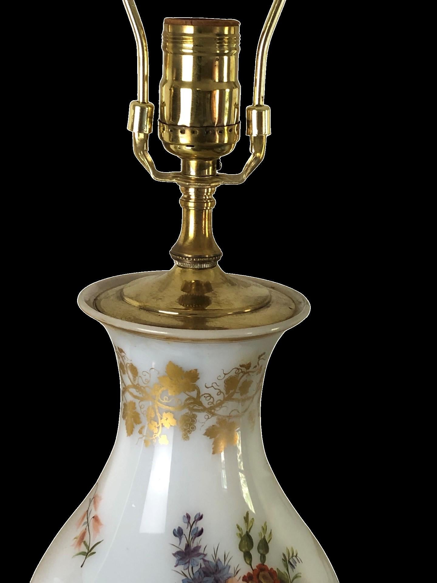 Paire de vases en opaline blanche de Baccarat de la fin du C.I.C. avec des décorations florales et dorées. Les vases sont magnifiquement montés sur une base en bois doré. En excellent état avec des pertes minimes de dorure sur les vases. Câblé et en