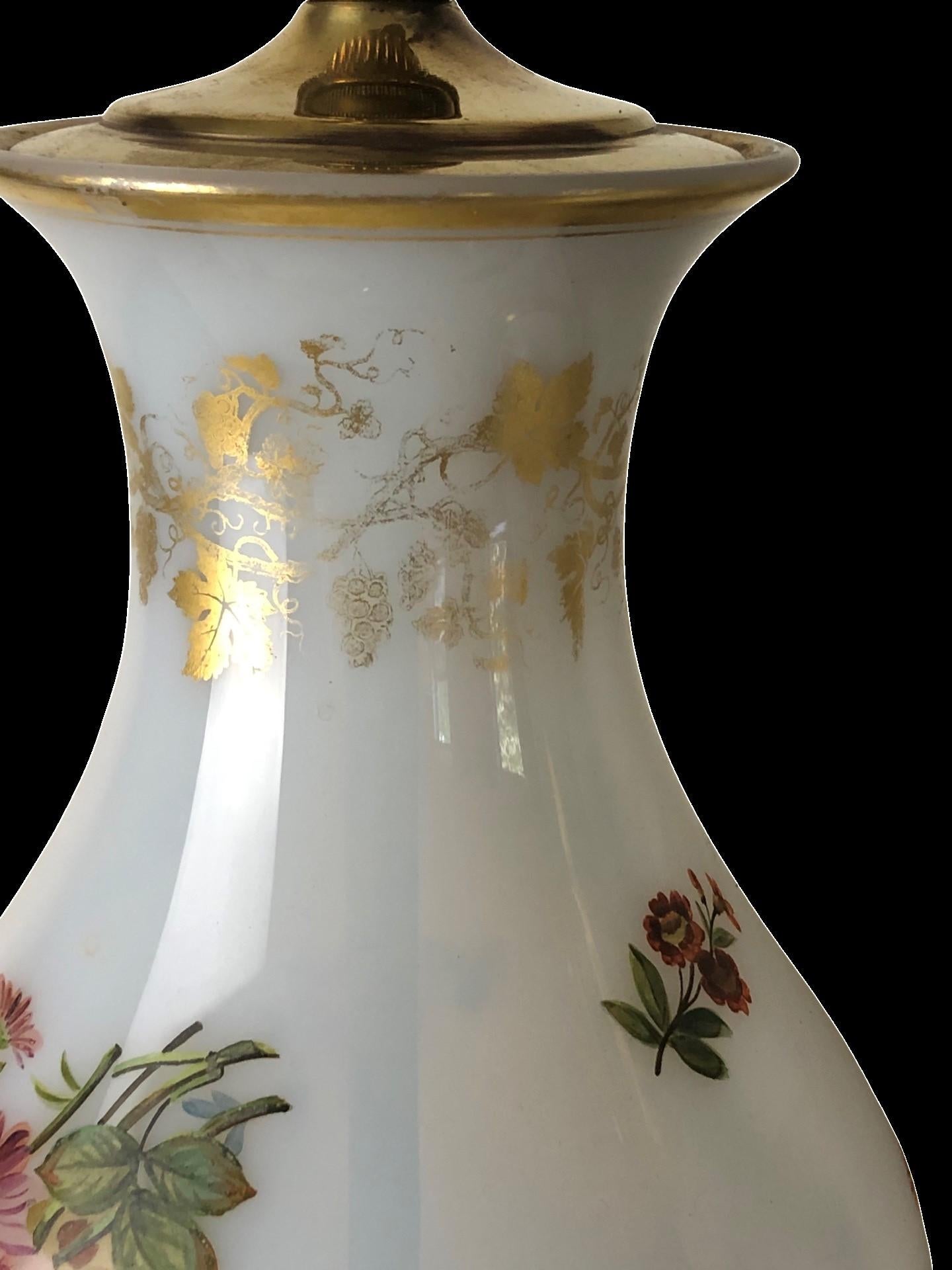 Paire de lampes en opaline blanche de Baccarat du 19ème siècle Bon état - En vente à Chapel Hill, NC