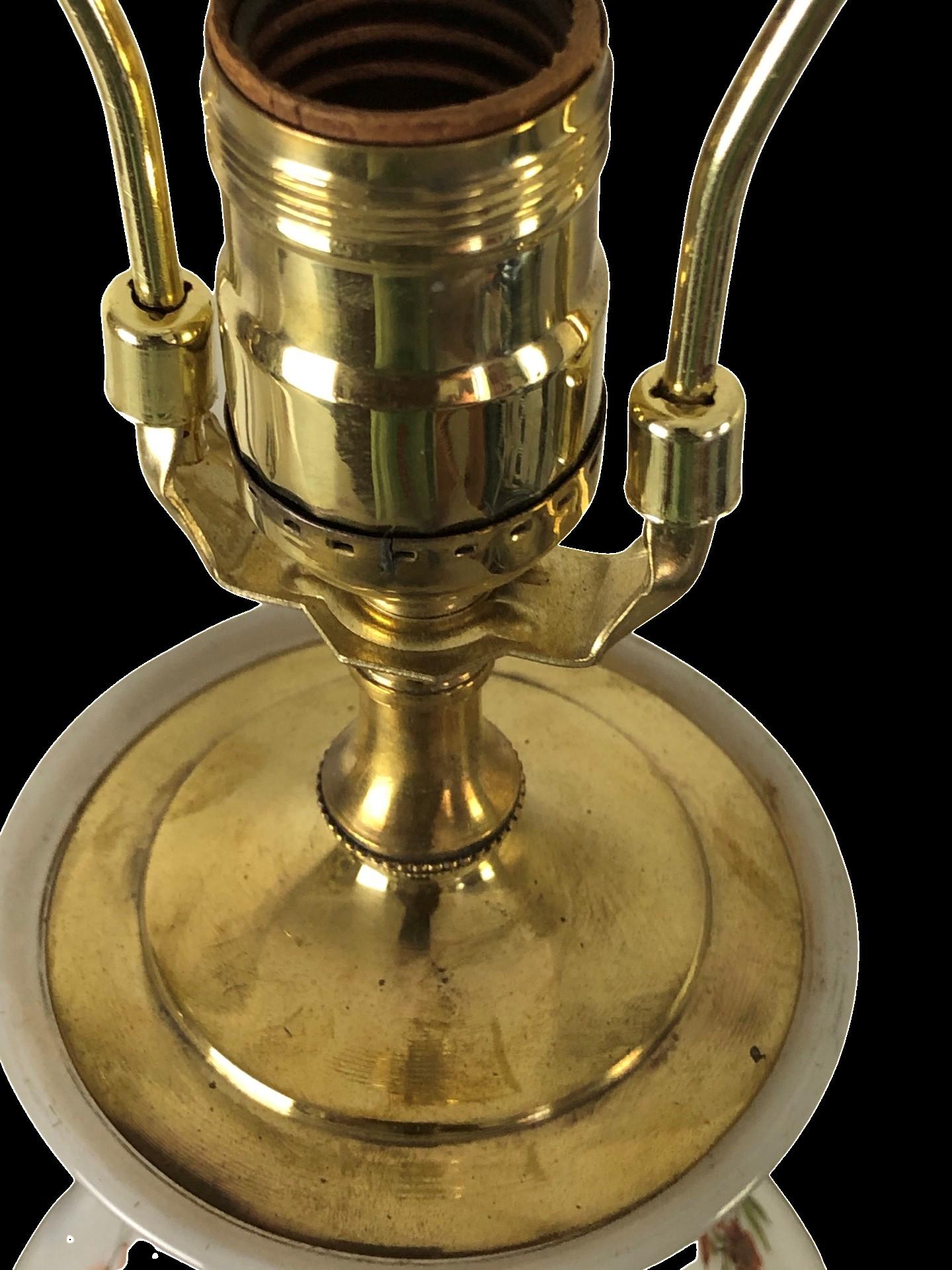Paire de lampes en opaline blanche de Baccarat du 19ème siècle en vente 1