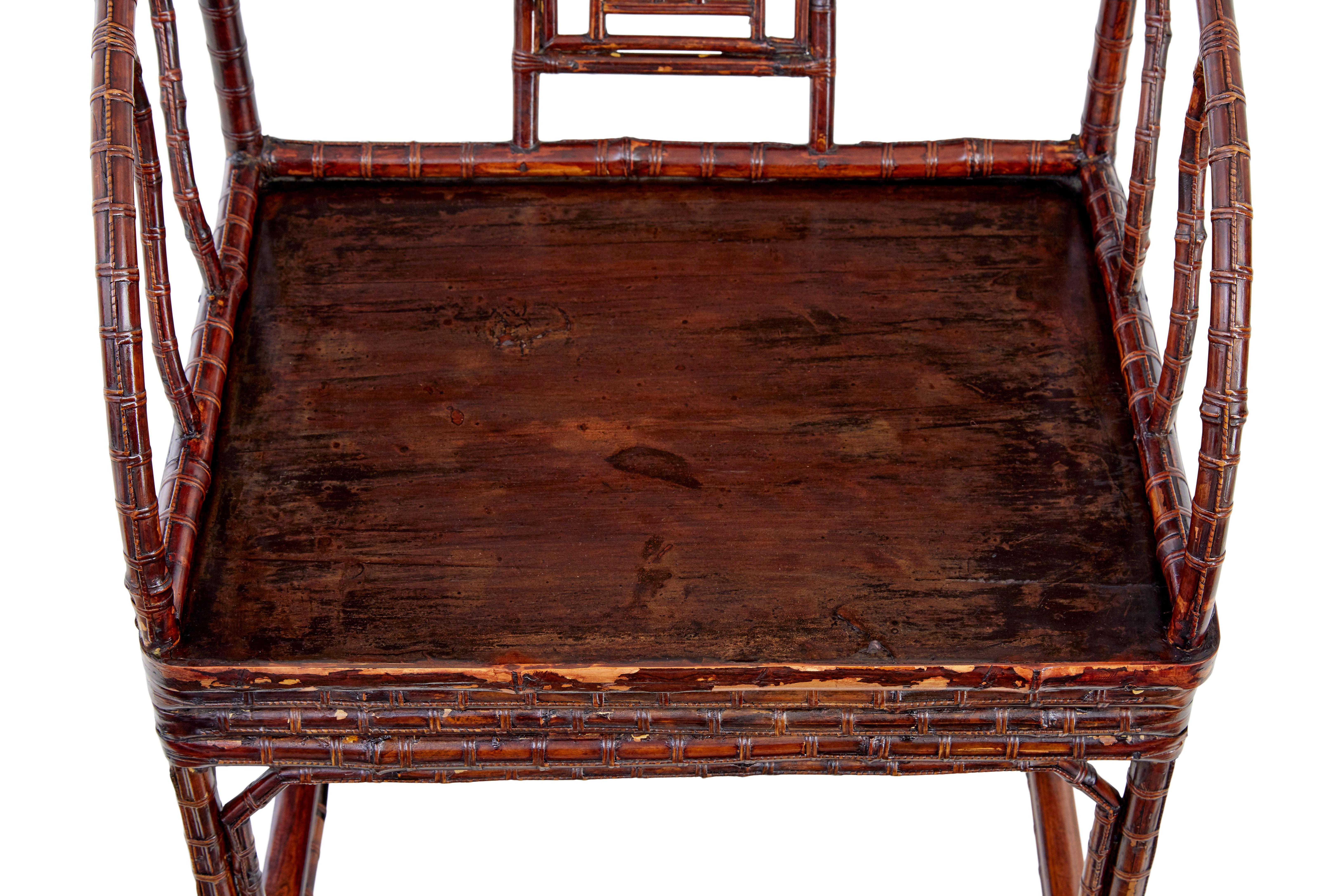Coppia di sedie a baldacchino di esportazione cinese del 1890 circa.

Ottimi ed eleganti esempi di questo artigianato cinese.

Realizzato in canna sottile e rinforzato con più strati. Schienale sagomato con ulteriori dettagli in canna nello