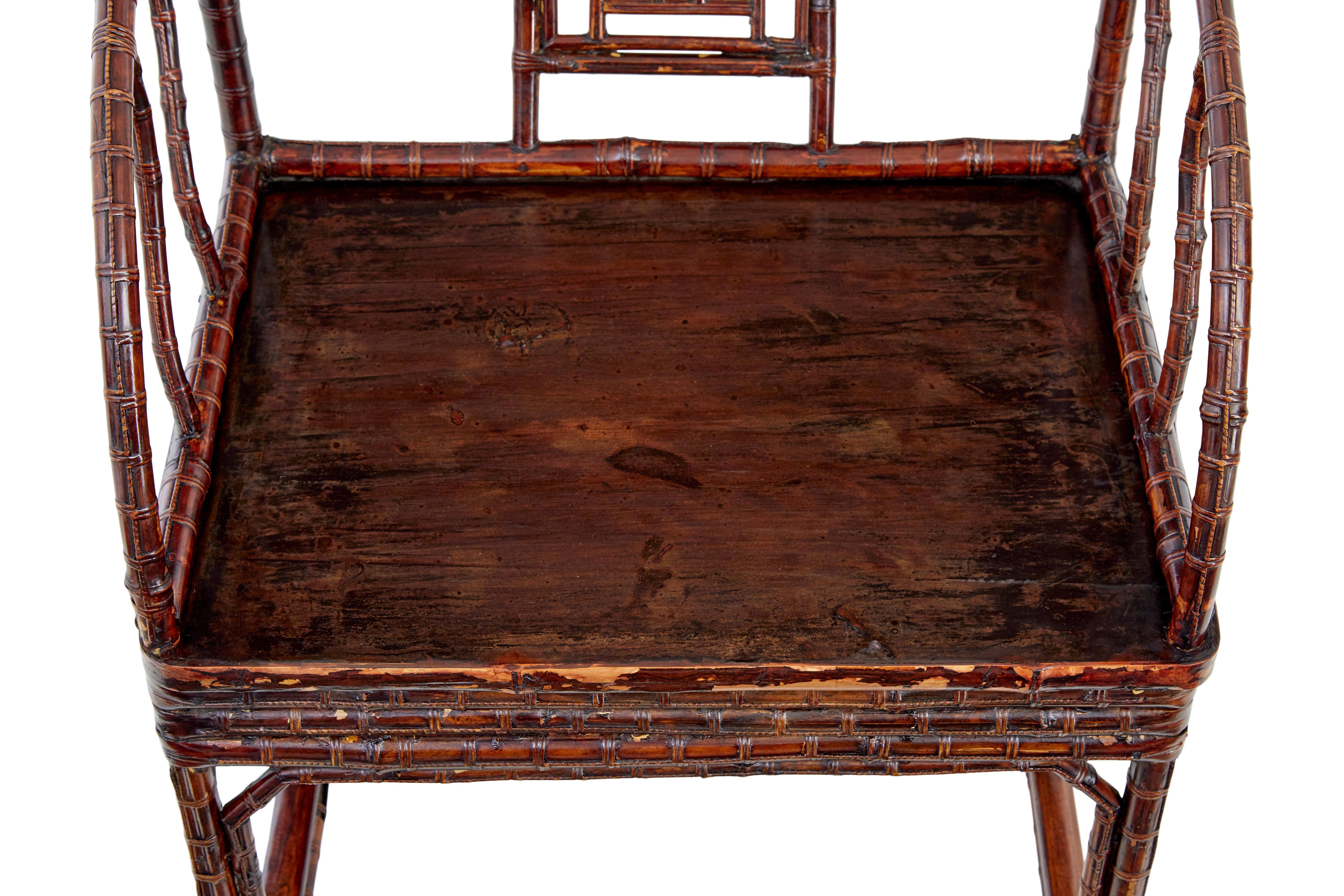 Paire de chaises en cannage d'exportation chinoise vers 1890.

De bons exemples élégants de cet artisanat chinois.

Fabriqué à partir d'un roseau fin qui a été renforcé par plusieurs couches. Le dossier est façonné avec des détails de cannage dans