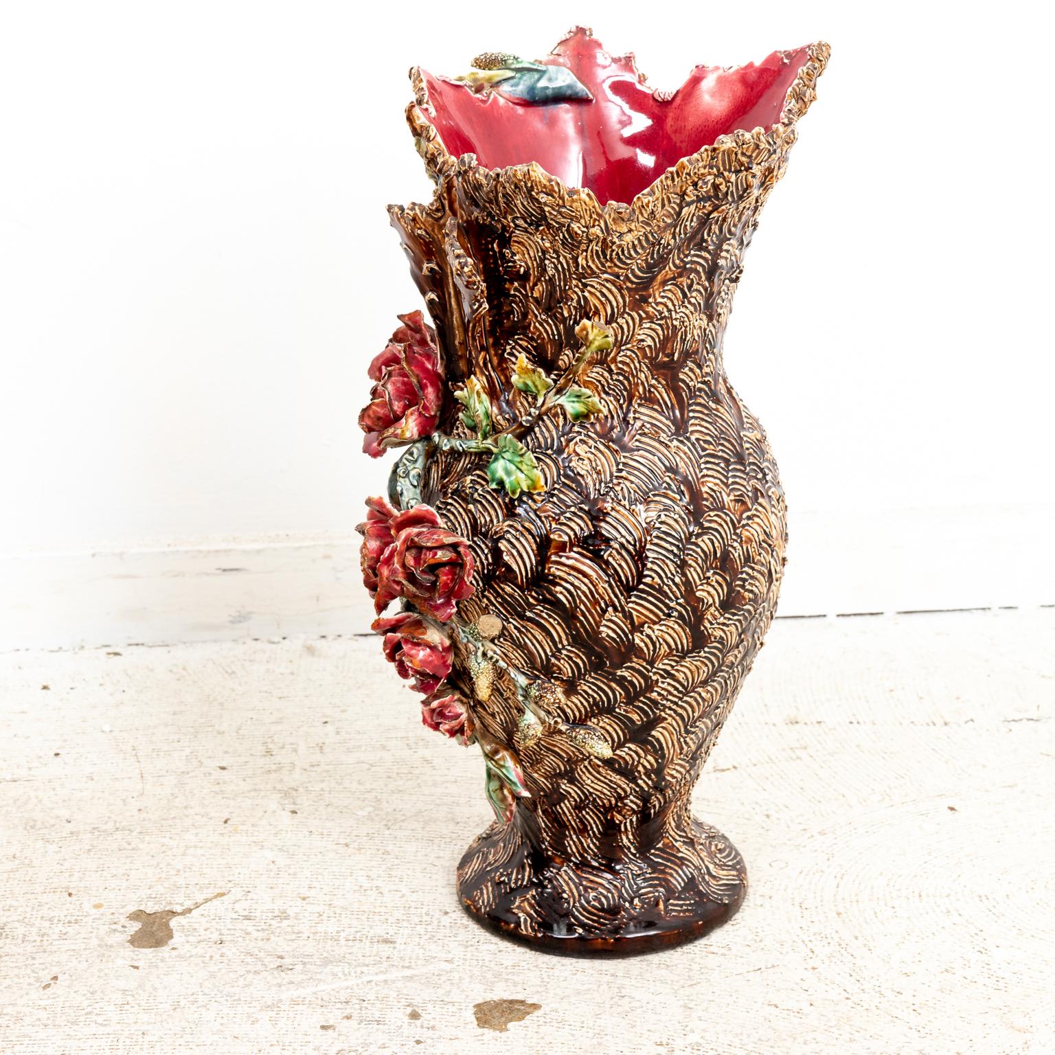 Paire de vases Barbotine en majolique, datant des années 1880, ornés de fleurs de rose avec des poignées en forme de feuille sur un fond brun ressemblant à de l'écorce d'arbre et des feuilles. Ces vases ont été fabriqués au XIXe siècle. Fabriqué en