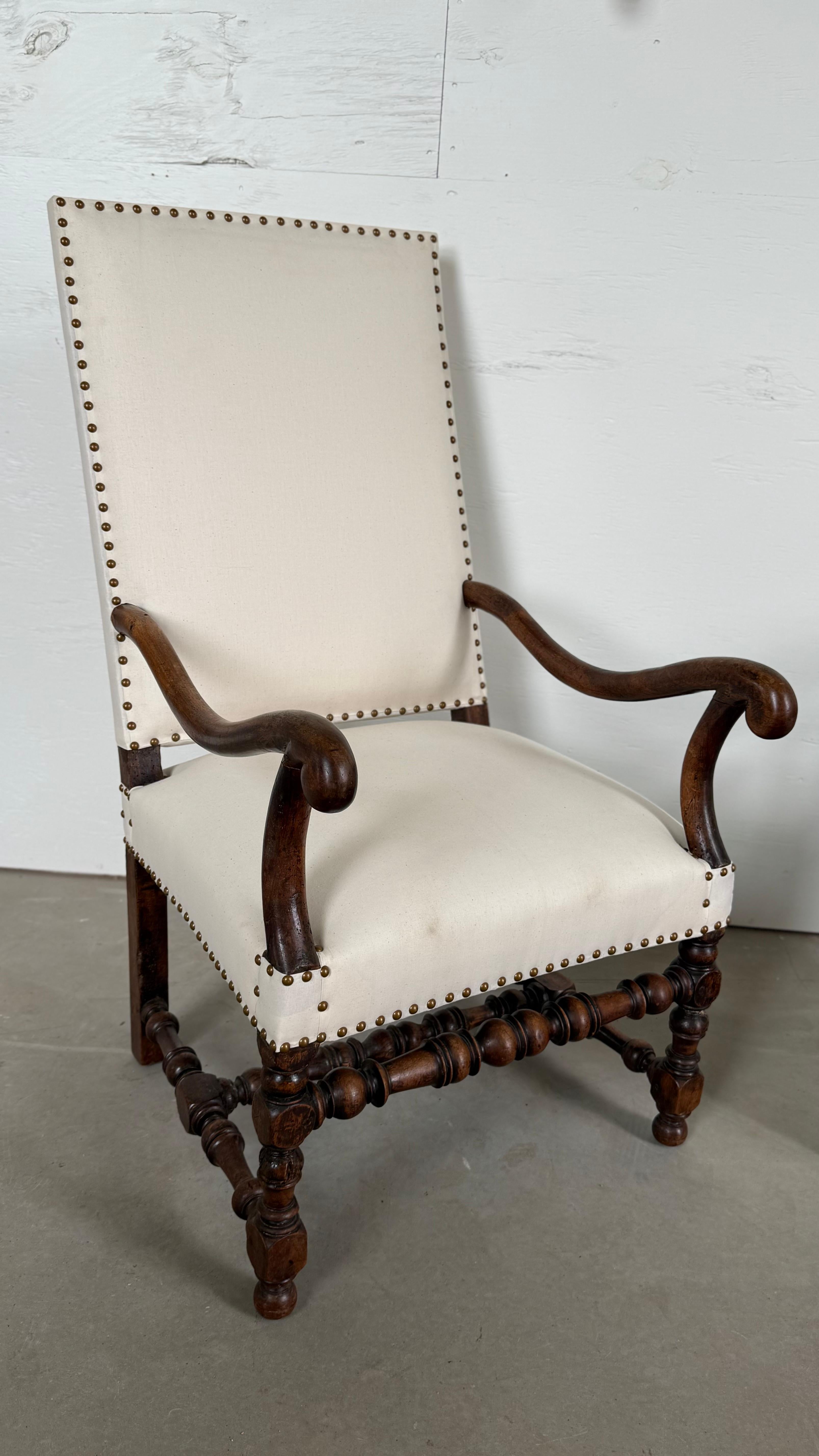 Français Paire de fauteuils baroques du XIXe siècle de style Louis XIII en vente