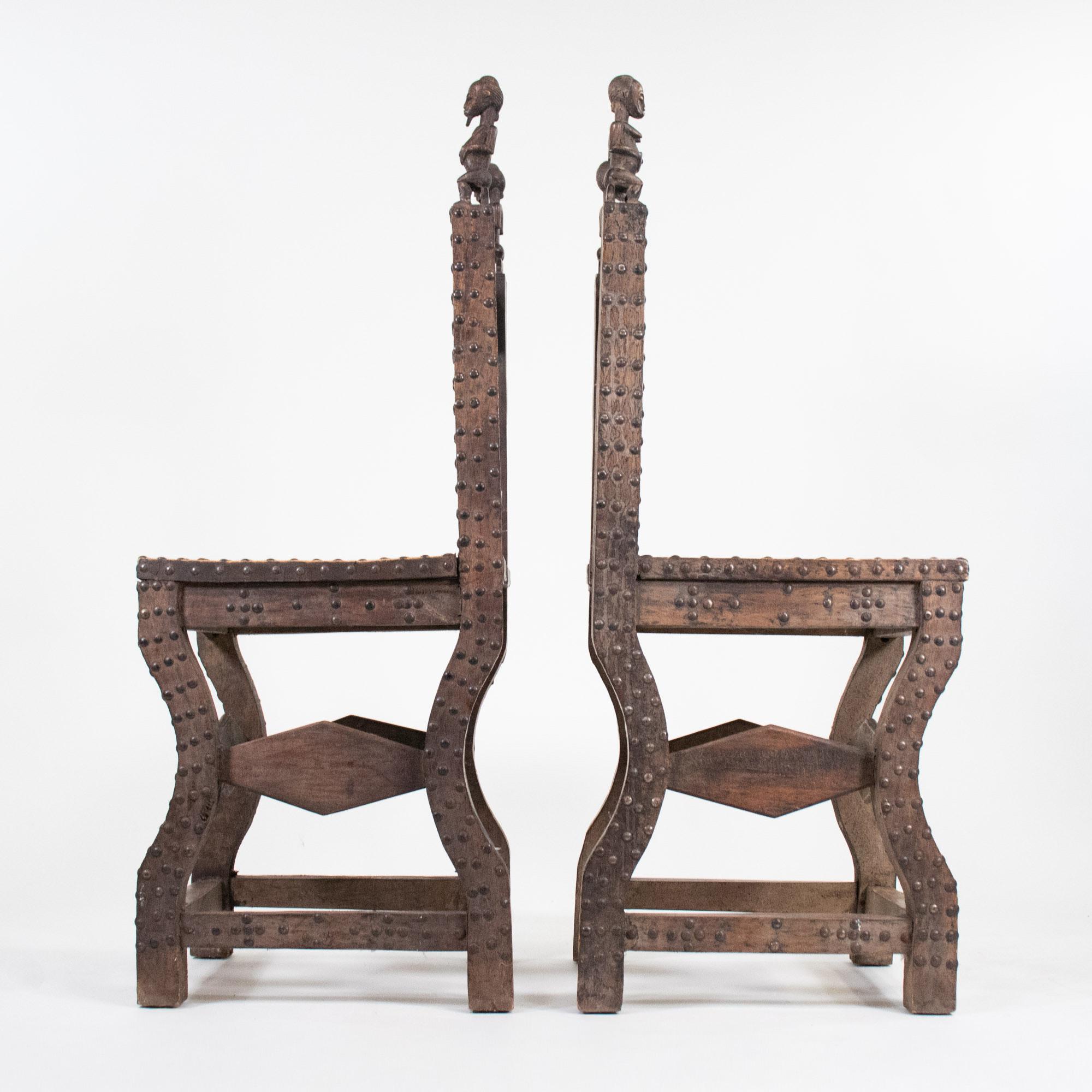 Pareja de sillas ceremoniales Baule del siglo XIX procedentes de Costa de Marfil en venta 9