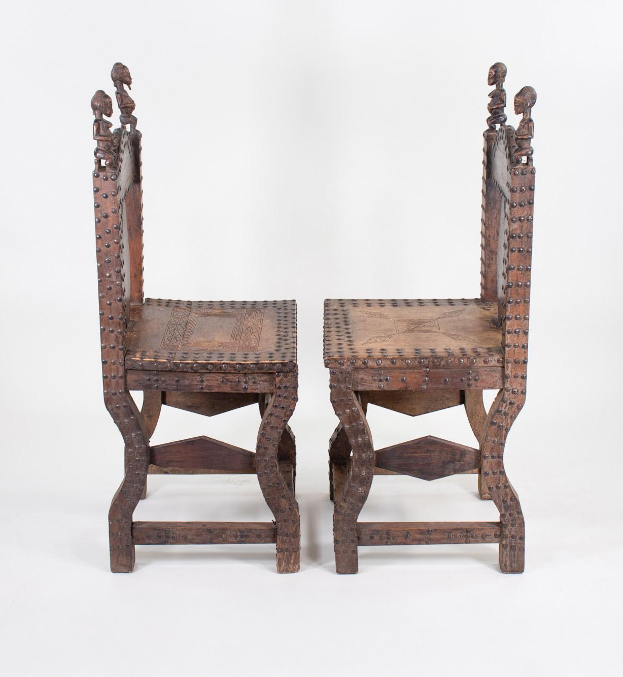 Pareja de sillas ceremoniales Baule del siglo XIX procedentes de Costa de Marfil en venta 10