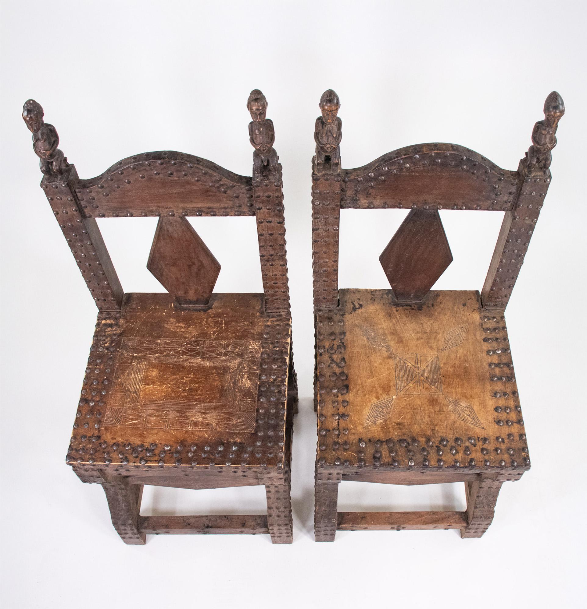 Pareja de sillas ceremoniales Baule del siglo XIX procedentes de Costa de Marfil Tallado a mano en venta