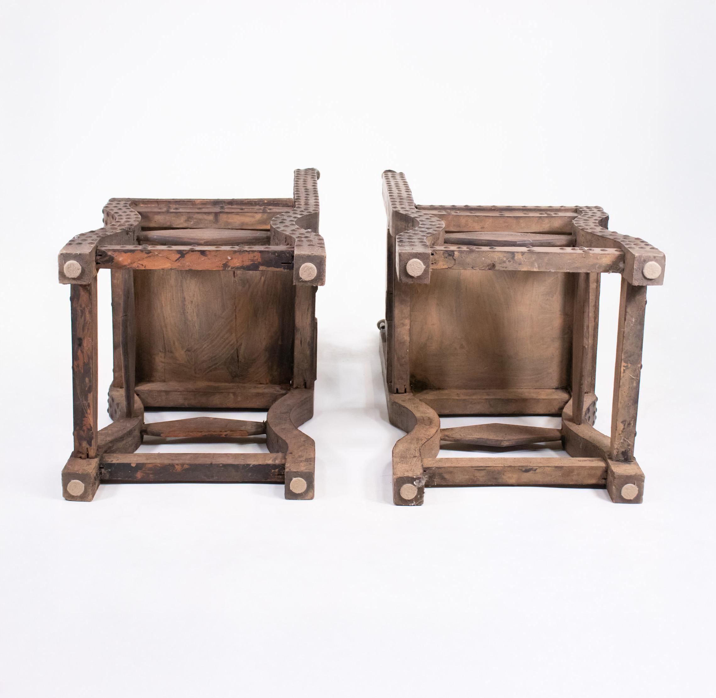 Pareja de sillas ceremoniales Baule del siglo XIX procedentes de Costa de Marfil en Bueno estado para la venta en Chicago, IL