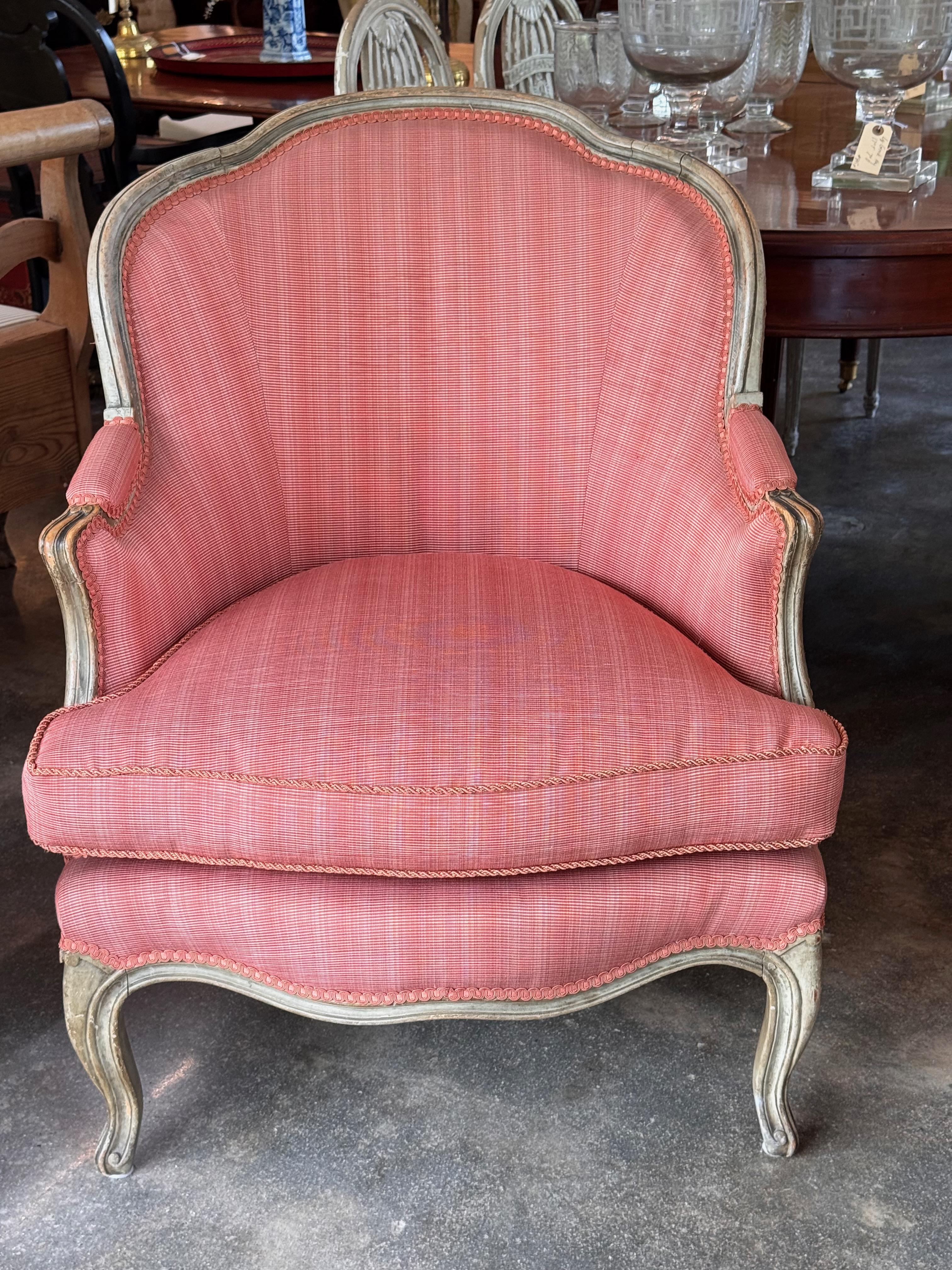 Coppia di bergeres in legno di faggio del XIX secolo con tappezzeria rosa In condizioni buone in vendita a Charlottesville, VA