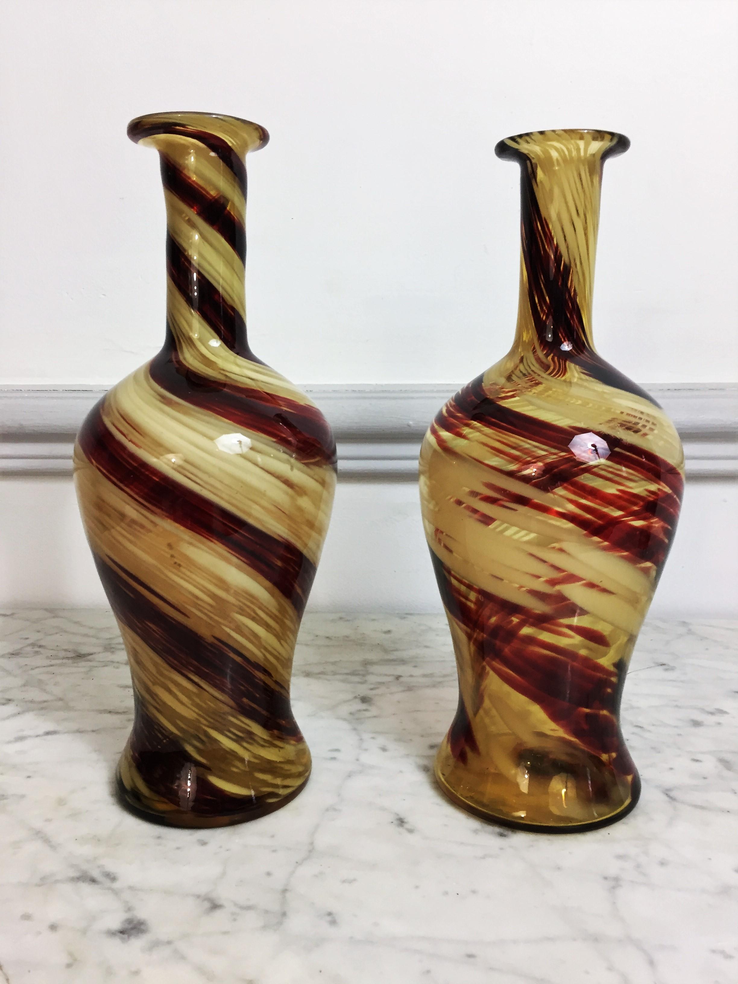 Paar beige und rote Triflor-Vasen aus dem 19. Jahrhundert im Stil von Murano 4
