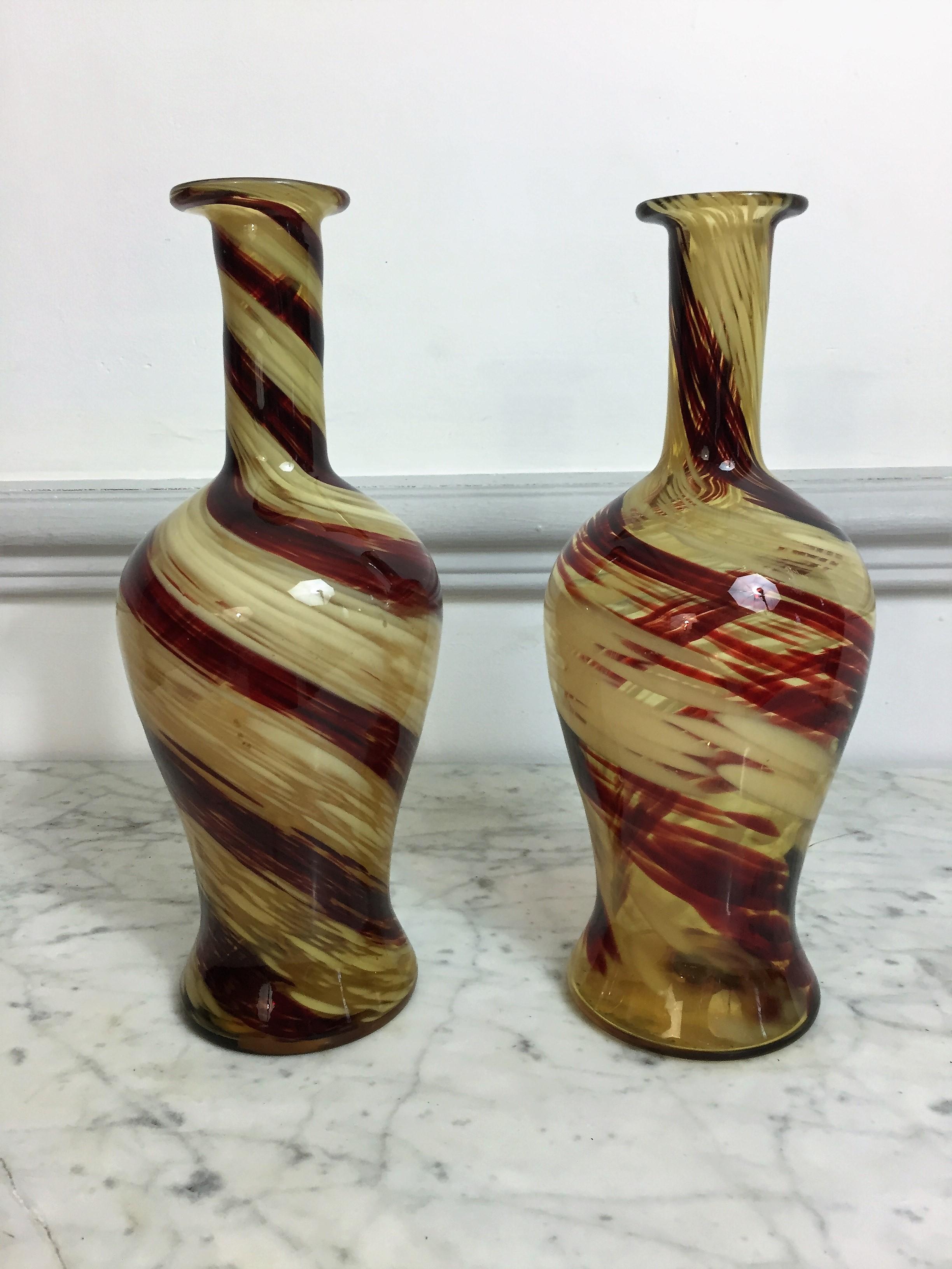 Paar von roten und beigen Glas geblasen triflor Vase in den Geschmack von Murano.
Diese Vasen können als Krüge oder Karaffen verwendet werden
Kleine Vorgabe im Inneren einer der Vasen
19. Jahrhundert.